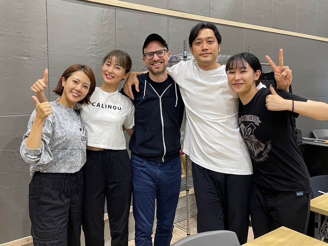 内田朝陽さんのインスタグラム写真 - (内田朝陽Instagram)「演出のコナーとヌーノが帰国。 ジェシーはもう少し日本に居てくれる。 ニューヨーク、ロンドンから来てくれた素敵な3人。 芝居以外にも沢山の事を学びました。 人との知り合い方、接し方、伝え方、問題との向き合い方。 尊敬する友人です。 ハリーポッターのお稽古も終盤。本番が近づいてきた事を肌で感じています。 いよいよハリーポッター2期のキャストがデビューしていきます。 よろしくお願いします。 @conner_bennett_wilson  @nunosilva8765  Thanx a lot. And respect you. See you again🪄」7月25日 0時03分 - asahi_uchida