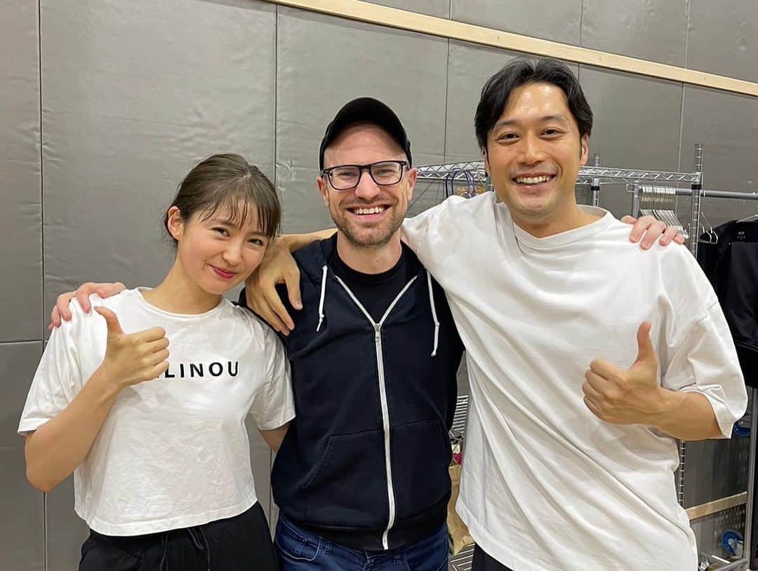 内田朝陽さんのインスタグラム写真 - (内田朝陽Instagram)「演出のコナーとヌーノが帰国。 ジェシーはもう少し日本に居てくれる。 ニューヨーク、ロンドンから来てくれた素敵な3人。 芝居以外にも沢山の事を学びました。 人との知り合い方、接し方、伝え方、問題との向き合い方。 尊敬する友人です。 ハリーポッターのお稽古も終盤。本番が近づいてきた事を肌で感じています。 いよいよハリーポッター2期のキャストがデビューしていきます。 よろしくお願いします。 @conner_bennett_wilson  @nunosilva8765  Thanx a lot. And respect you. See you again🪄」7月25日 0時03分 - asahi_uchida