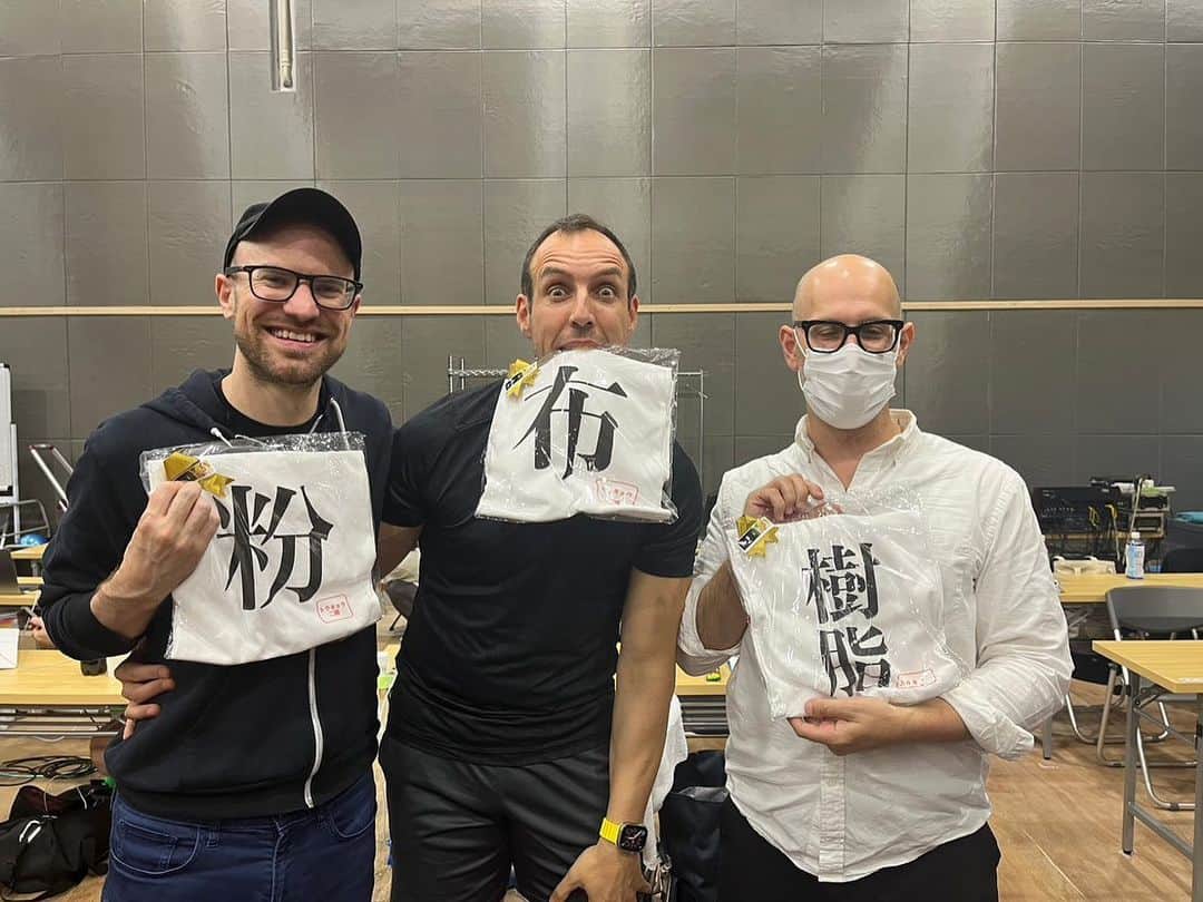 内田朝陽さんのインスタグラム写真 - (内田朝陽Instagram)「演出のコナーとヌーノが帰国。 ジェシーはもう少し日本に居てくれる。 ニューヨーク、ロンドンから来てくれた素敵な3人。 芝居以外にも沢山の事を学びました。 人との知り合い方、接し方、伝え方、問題との向き合い方。 尊敬する友人です。 ハリーポッターのお稽古も終盤。本番が近づいてきた事を肌で感じています。 いよいよハリーポッター2期のキャストがデビューしていきます。 よろしくお願いします。 @conner_bennett_wilson  @nunosilva8765  Thanx a lot. And respect you. See you again🪄」7月25日 0時03分 - asahi_uchida