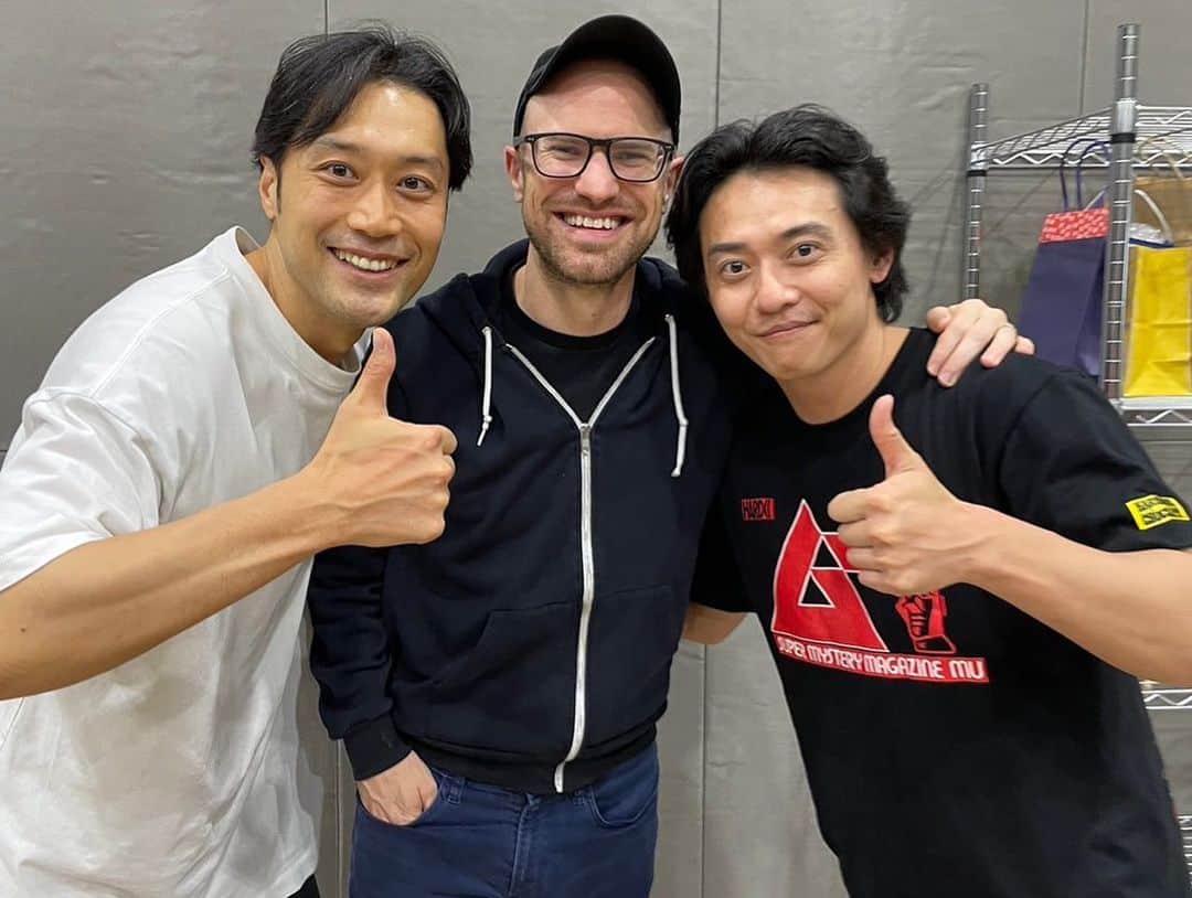内田朝陽さんのインスタグラム写真 - (内田朝陽Instagram)「演出のコナーとヌーノが帰国。 ジェシーはもう少し日本に居てくれる。 ニューヨーク、ロンドンから来てくれた素敵な3人。 芝居以外にも沢山の事を学びました。 人との知り合い方、接し方、伝え方、問題との向き合い方。 尊敬する友人です。 ハリーポッターのお稽古も終盤。本番が近づいてきた事を肌で感じています。 いよいよハリーポッター2期のキャストがデビューしていきます。 よろしくお願いします。 @conner_bennett_wilson  @nunosilva8765  Thanx a lot. And respect you. See you again🪄」7月25日 0時03分 - asahi_uchida