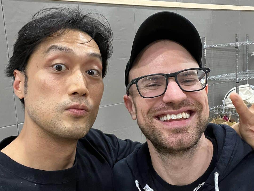 内田朝陽さんのインスタグラム写真 - (内田朝陽Instagram)「演出のコナーとヌーノが帰国。 ジェシーはもう少し日本に居てくれる。 ニューヨーク、ロンドンから来てくれた素敵な3人。 芝居以外にも沢山の事を学びました。 人との知り合い方、接し方、伝え方、問題との向き合い方。 尊敬する友人です。 ハリーポッターのお稽古も終盤。本番が近づいてきた事を肌で感じています。 いよいよハリーポッター2期のキャストがデビューしていきます。 よろしくお願いします。 @conner_bennett_wilson  @nunosilva8765  Thanx a lot. And respect you. See you again🪄」7月25日 0時03分 - asahi_uchida