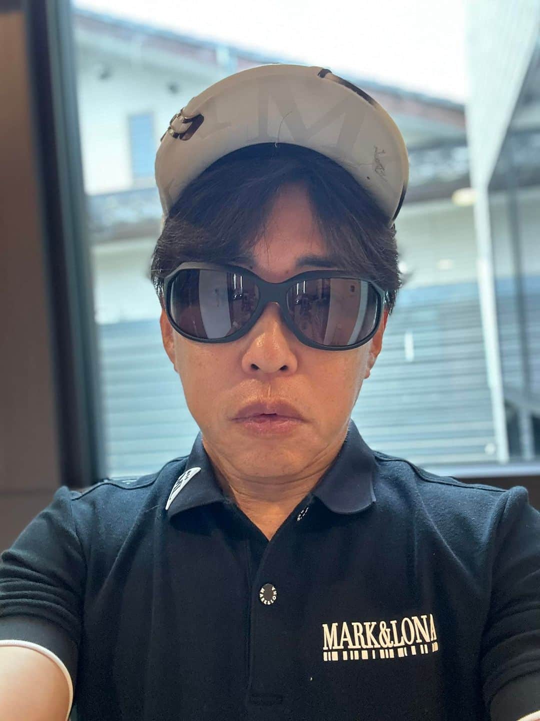 中野猛のインスタグラム：「今年に入って自社のサングラスをゴルフでも着用する機会が増えた。  まあ、VARTIX ブランドは、ここ数年の弊社の売れ筋人気ブランドで、特にサングラスは発売から数時間で完売状態になり二時流通で高騰するという大変な人気ぶりです。　 そんな貴重なサングラスをゴルフで使用したところ..これがなかなか良い🙆 売れるモノには、売れる理由がある。 それを実感しました。  VARTIXは自分の分身のようなモノこれから生活を共にしたいと思います。  #VARTIX  #GACKT #GEMCEREY #サングラス」