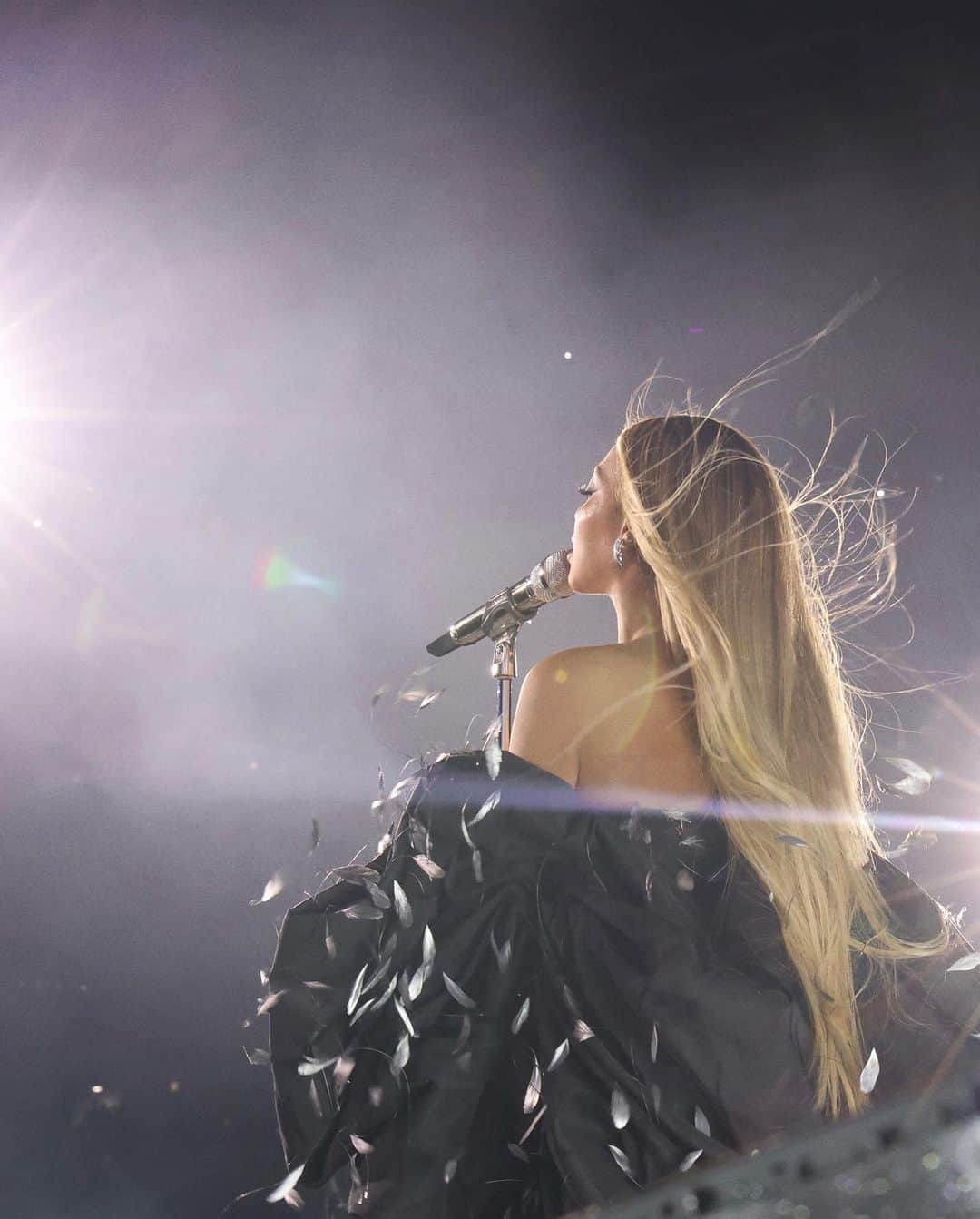 スキャパレリさんのインスタグラム写真 - (スキャパレリInstagram)「BEYONCÉ COUTURE @beyonce in custom @schiaparelli Haute Couture by @danielroseberry for her #RenaissanceWorldTour in Chicago.  #Beyoncé wore a black silk faille bustier minidress and a floor-length stole fully covered in handembroidered silver stones and leaf feathers.  Stylist @marnixmarni   #Schiaparelli」7月24日 23時58分 - schiaparelli