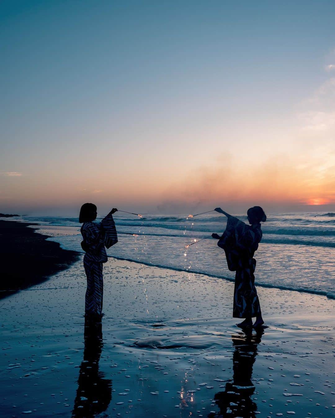 shabonのインスタグラム：「* . . . . . 九十九里の朝活久しぶりでした！！ 海も空も美しかった🥰 日の出こんなに早かったっけ！？😳笑 . . model : @symt_mio  　　　　@18say . . FUJIFILM GFX50S II /  GF45mm F2.8 R WR . . . . . . *」
