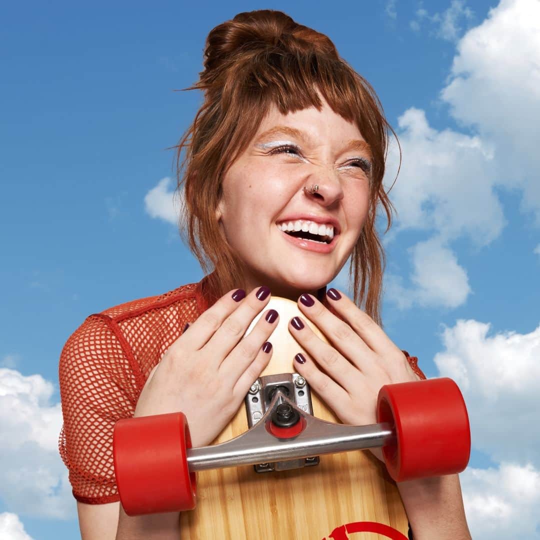 Risqueのインスタグラム：「Quer andar de skate, menina? Só vai! E experimenta pintar a unha de Politicamente Colorida. 💅 Joga fora os padrões e vem curtir as suas curvas, marcas e cores com #RisquéReinventeONormal.  Compre agora no link da bio.  #EsmaltesRisqué #RisquéOficial」