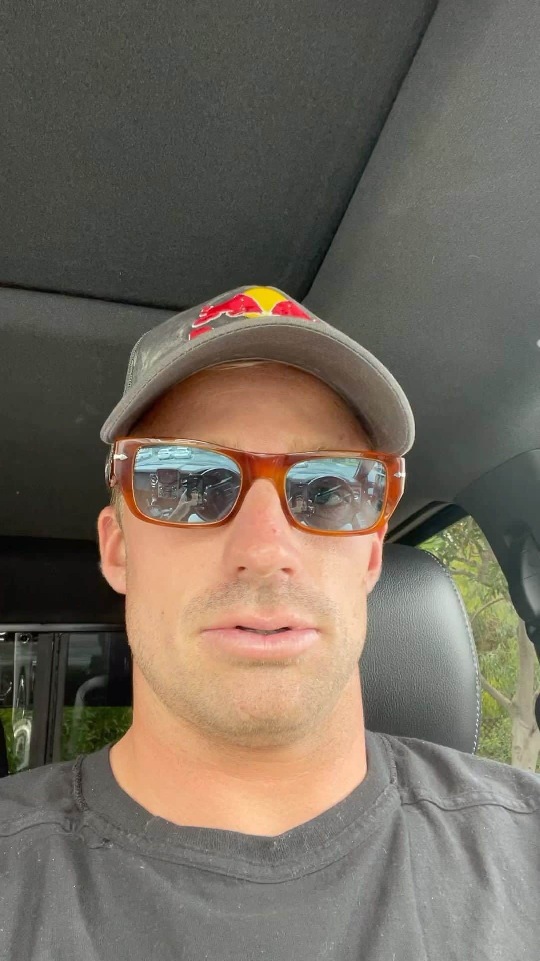 コロヘ・アンディーノのインスタグラム：「Usually can’t stand these videos but if its shine grateful and love. I can suck it up.   Thank you everyone who was there and supported. Yesterday was one for the books!   @2percent_surf」