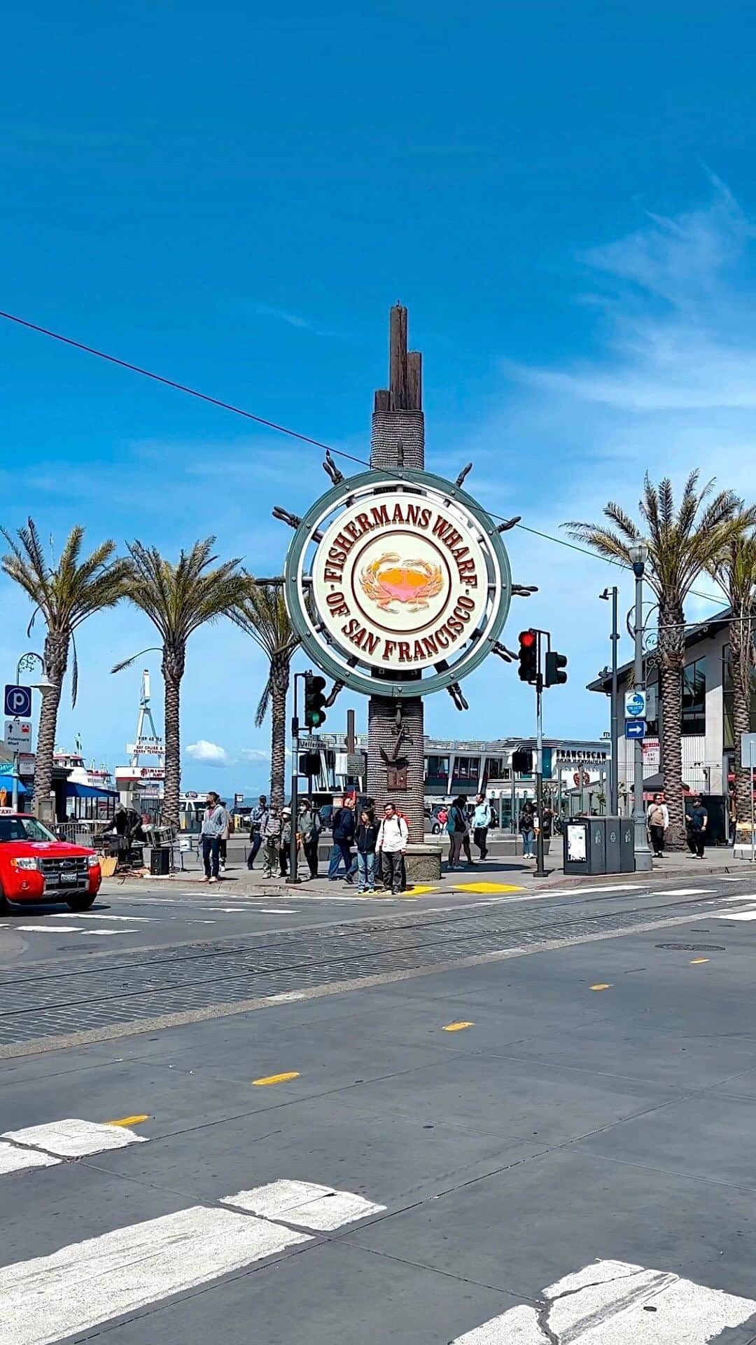 のインスタグラム：「If you go on vacation to San Francisco, California, and don’t visit Fisherman’s Wharf did you really go to San Francisco? 🤭    Save this post to make your next trip to The Golden City really count:  🦭See the sea lions hang out at Pier 39  🌁Enjoy postcard views of the bay, Alcatraz and the Golden Gate Bridge   🥖Try the iconic clam chowder and other sourdough bread specialties at Boudin  🕹️Play with vintage arcade machines in the Musée Mécanique  #VisitTheUSA #VisitCalifornia #OnlyInSF #SFtravel #GoldenCity #Pier39」