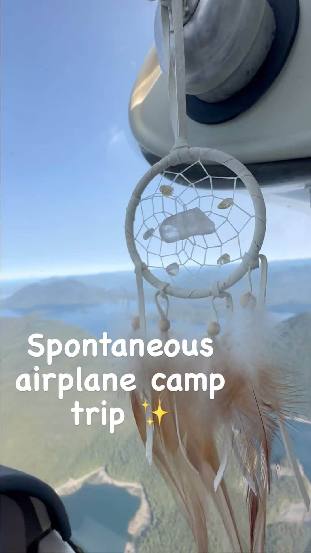 ジェイミー・アンダーソンのインスタグラム：「Misty’s first Cessna trip!   When your friends are camping on an island and you pull the trigger to fly over and link for 24hrs … 😅  I love BC and I love our crazy lifestyle, we are blessed 🙏  #cessna #camping #familyadventures #jalivinthedream」