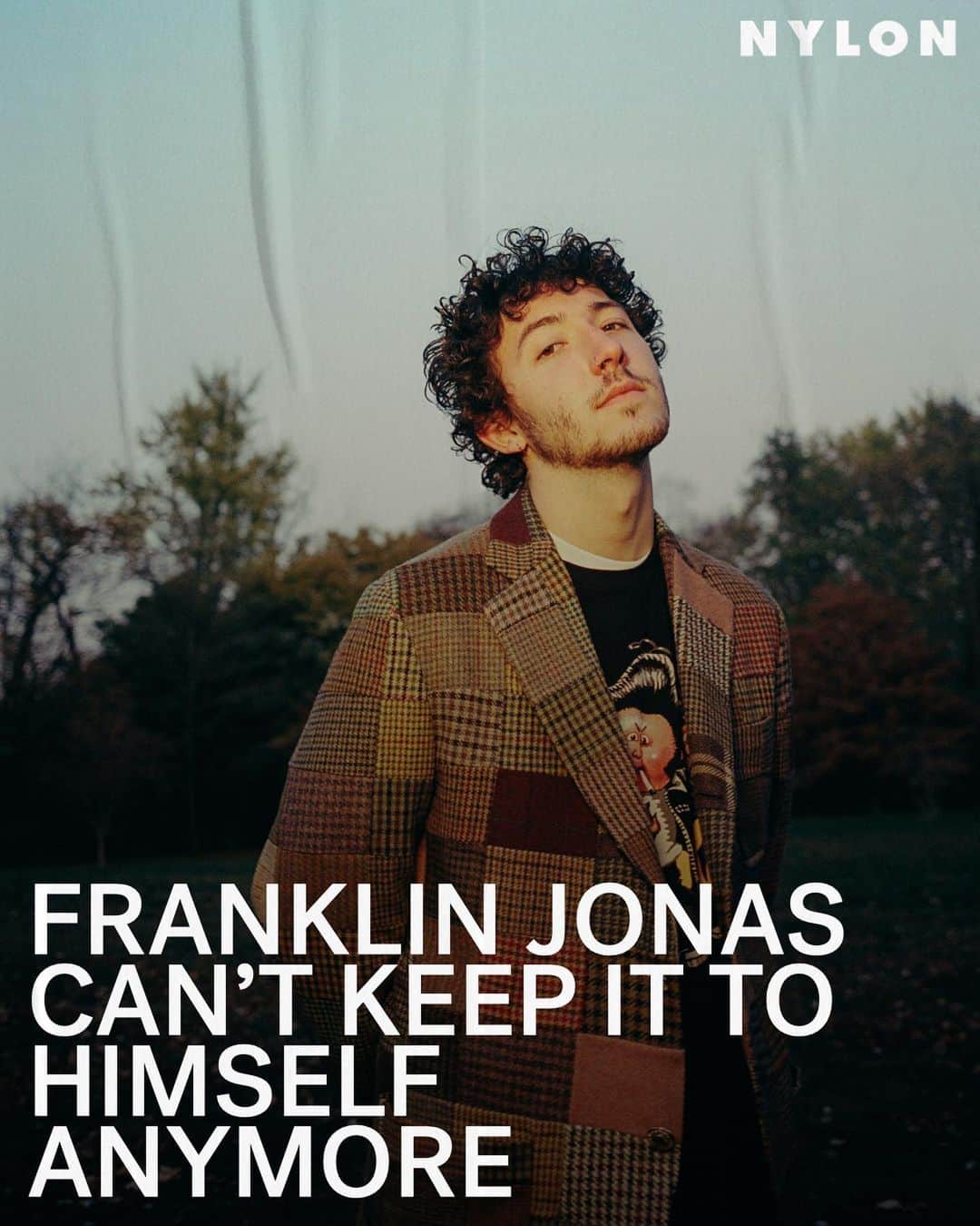 Nylon Magazineのインスタグラム：「#FranklinJonas isn’t trying to put on a front. If anything, he’s the first in the room to acknowledge his “little nepo baby” status, and admit how much he didn’t initially like the music he was making. Now, the 22-year-old’s tactical mode for his new project, instead, is to be extremely earnest. His debut EP ‘Sewer Rat’ is five tracks of jangly, Weezer-influenced rock about growing up, doing drugs, and falling in love.  At the link in bio, @franklinjonas talks to @eenaffets on finding his new musical identity, his “very autobiographical” debut project, and being the youngest Jonas’ official entrance into the family business.  Photographed by @henrykornaros」