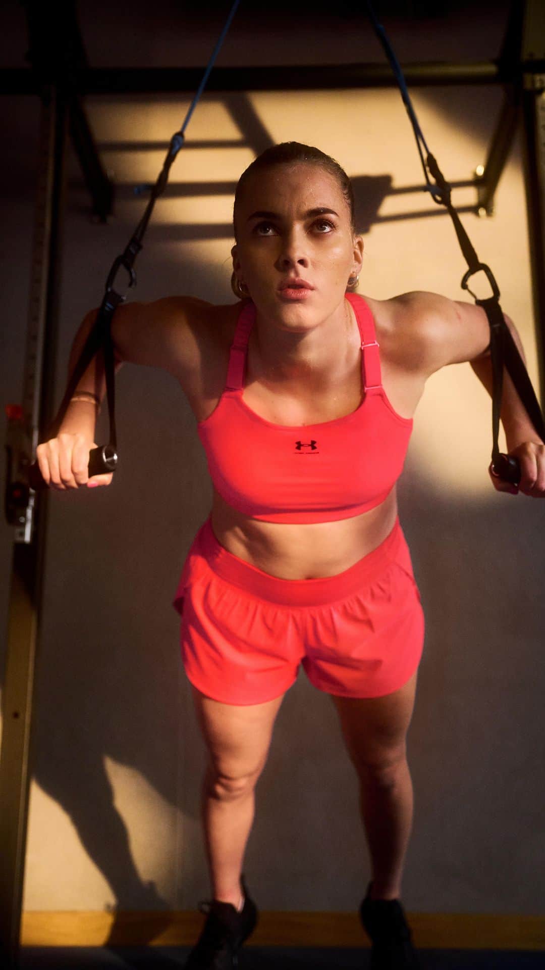 Under Armourのインスタグラム：「Locked in so @laurafreigang never has to hold back🔥⚽️ Cop our newest compression bra– the HeatGear Armour High Sports Bra– available now!」