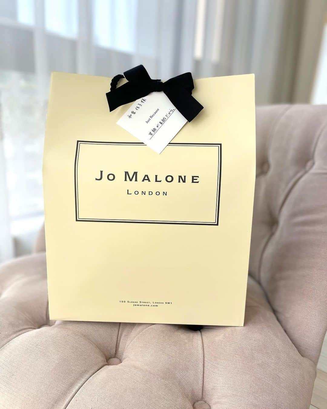 のインスタグラム：「大好きなJo Maloneから、嬉しいギフトが届きました🎁  リボンに添えられた「Just Because 笑顔が素敵だから」というメッセージ✨  Jo Maloneなは、記念日やバースデーだけではなく、何でもない時にも、「誰かに喜びや感謝を伝えるのに、特別な理由はいりません。思い浮かんだその時が絶好の機会♥️」という、<Just Because>というギフトのコンセプトがあります🎁  中には、ポーチとハンドクリームのセットが💕  思いがけないプレゼント🎁 とっても嬉しいものですね🥰  私も、このJust Becauseギフトを、大切なお友達にプレゼントしてみたいなと思いました😊  皆様も、日頃の想いをギフトにして贈ってみてはいかがでしょうか💕  @jomalonelondon   #和泉佳子　#jomalonelondon #ジョーマローンロンドン　#ジョーマローン　#justbecause #ギフト　#プレゼント　＃ハンドクリーム　#ギフト　#gift #present」
