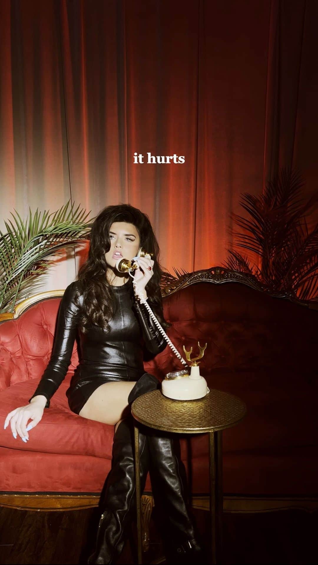 アンジェリーナ・ジョーダンのインスタグラム：「I just called to let you know, it hurts❤️‍🩹 #fyp #original #music #viral #outnow #trending #oldenough」