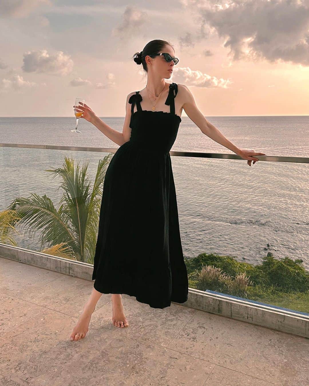 ココ・ロシャさんのインスタグラム写真 - (ココ・ロシャInstagram)「Summer vacation at @windjammerlanding in a quadriptych: I find a moment of peace to enjoy a mimosa ▶️ @jamesedwardconran turns it into a photo op ▶️ @ioniconran wants in ▶️ ioni steals the show 💕」7月25日 0時08分 - cocorocha