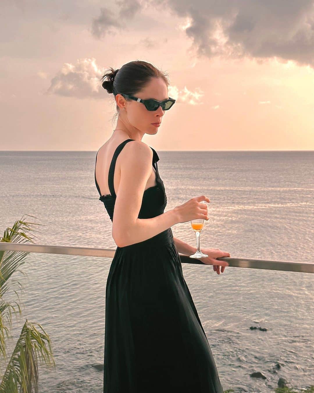 ココ・ロシャのインスタグラム：「Summer vacation at @windjammerlanding in a quadriptych: I find a moment of peace to enjoy a mimosa ▶️ @jamesedwardconran turns it into a photo op ▶️ @ioniconran wants in ▶️ ioni steals the show 💕」