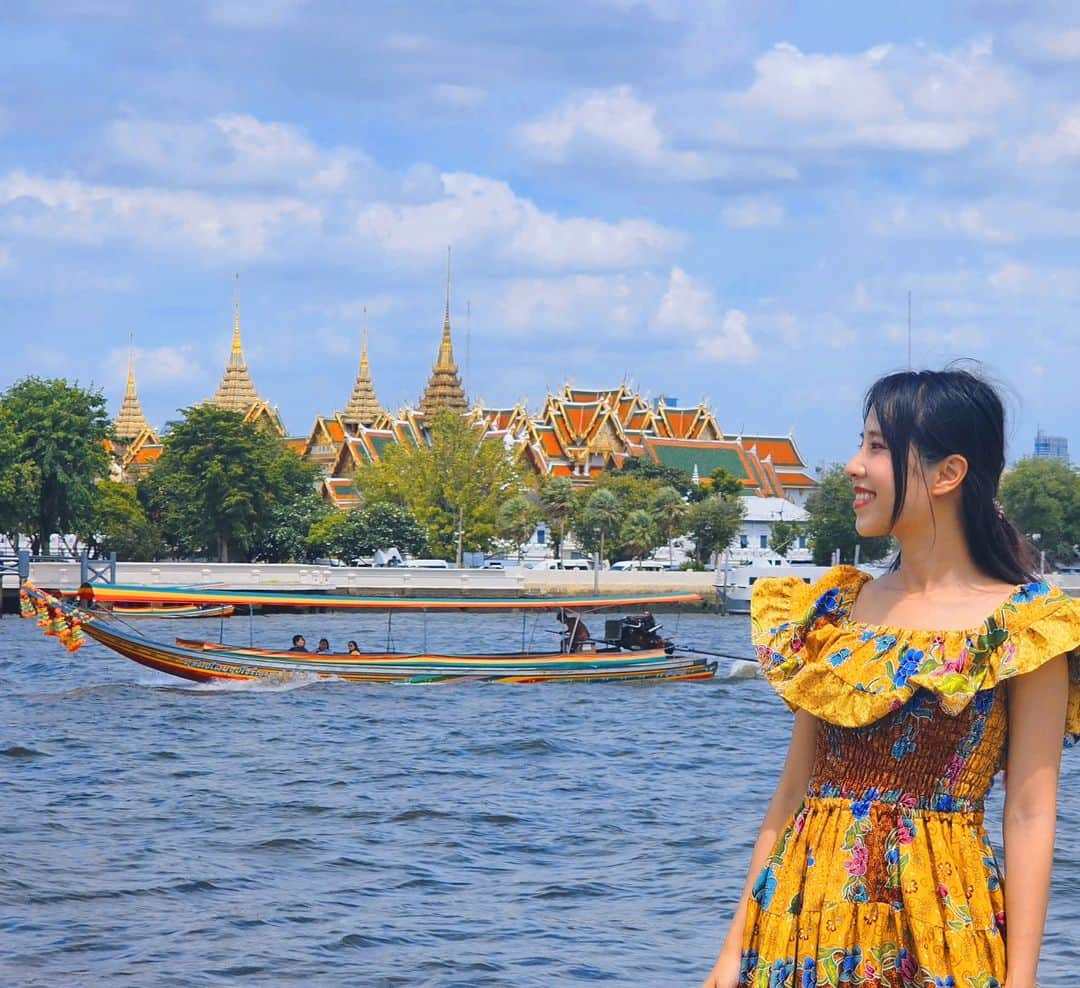 ビーム先生のインスタグラム：「นาน ๆ ทีออกจากบ้าน ประเทศไทยสวยงาม 今日久々に出かけた！ エメラルド寺院×チャオプラヤー川のいい写真スポット発見😍📸  📍วัดระฆังโฆสิตาราม Wat Rakhangkhositaram の船場からの景色です。 ここら辺วังหลัง wang lang市場もあるのでめっちゃいい！  #びーむとタイ #วัดระฆัง #タイ #バンコク」