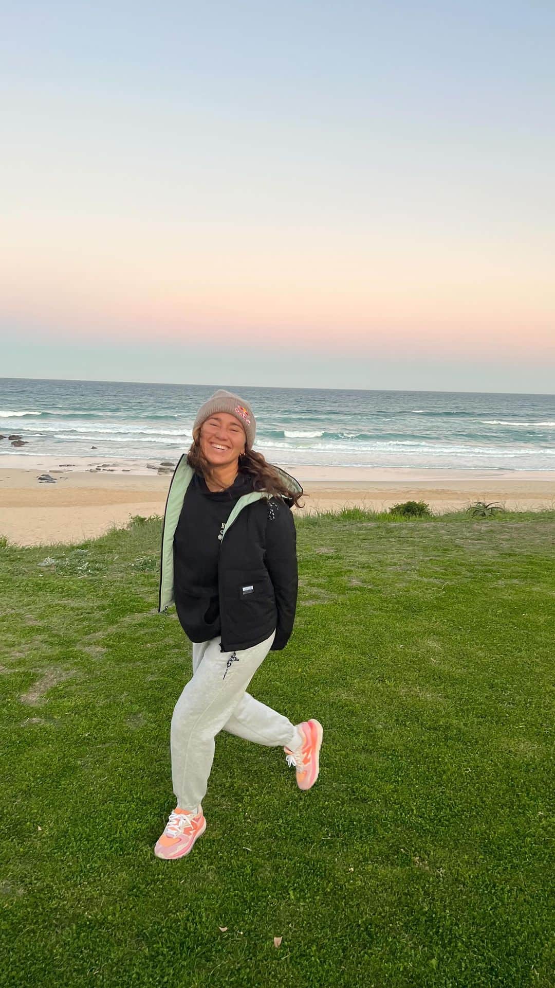 カリッサ・ムーアのインスタグラム：「Traveling home and reflecting on what a year it has been so far. Gosh it’s been good. Feels like life keeps getting better and better. Not necessarily easier but more joyful. Been trying to do more of what feeds my soul and following my heart. A lot easier said than done but it hasn’t steered me wrong yet. High altitude tends to make me more sentimental and emotional haha One more flight till we touch down at home 🥰」
