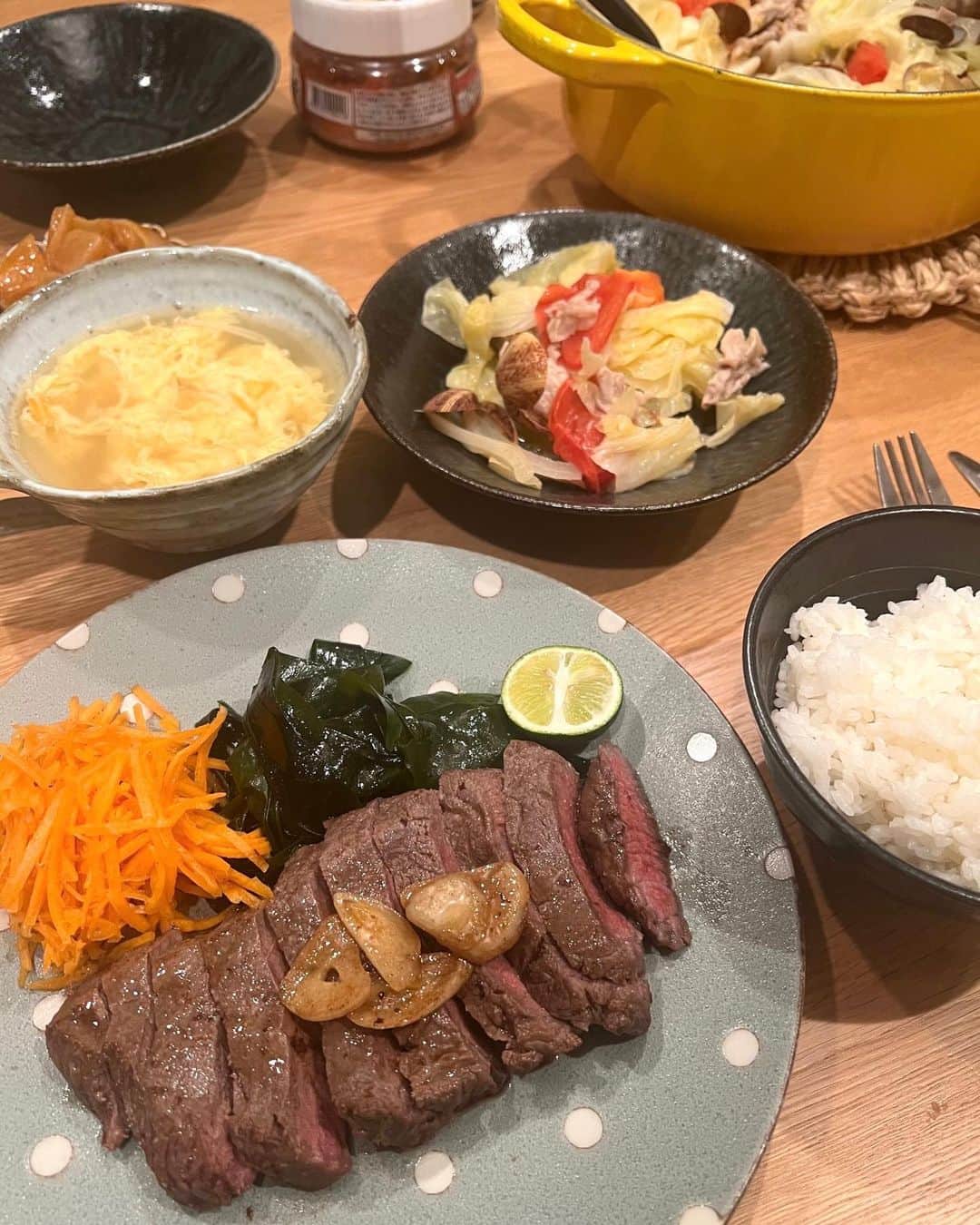 加藤ローサのインスタグラム：「今日は次男が野球合宿から帰宅し(野球も始めちゃった…)久々に全員集合でした〜奮発してお肉です。1学期おつかれ〜の乾杯もしましたよ。  洗濯物もすごいし、リビングもぐちゃぐちゃ。明日やっつけようと思います。おやすみなさい〜」