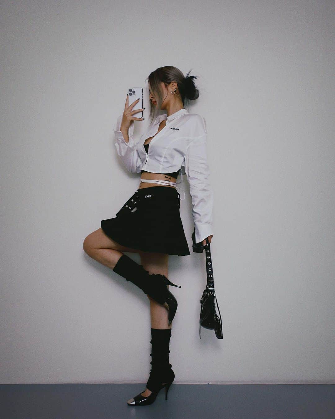 林咖安（Lyla）のインスタグラム：「#我終於有廣播專區了✨💕  然後雖然今天很衰 衰神降臨叫我晚上乖乖待在家  祂可能不知道我每天都早睡早起 會捐款給偏遠地區的小孩 開車非常遵守交通規則 永遠都會好好排隊態度極為優良 不會隨地亂丟垃圾會做垃圾分類 再煩再累看到工作同事都會笑容可掬  燃燒自己 照亮小孩 That’s me 🫶🏼😘🔥👀  #不求幸運之神降臨 #只求每個人平安健康快樂  OOTD @synusxconcept」