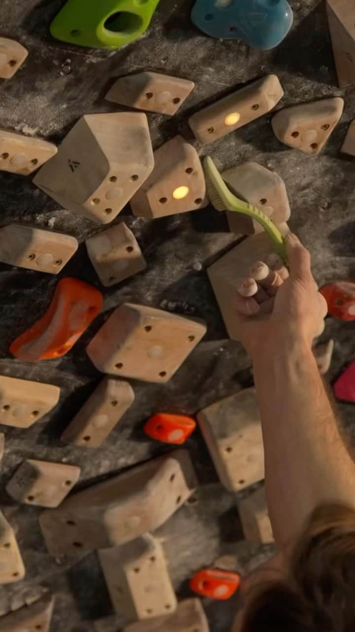 ダニエル・ウッズのインスタグラム：「Woods Board: Now Available (worldwide)  Training is vital for improving as a climber. The right tools must be used to achieve this. Board climbing has always been my go to for leveling up finger power and body tension. This is what real rock climbing tests within one’s human.   I train mostly on a spray wall (45-55 degrees overhung is ideal for me). This allows me to create a multitude of lines that will level me up for my outdoor projects. Without this tool, I would not be climbing hard lines outside consistently.   I teamed up with one of my good friends, Andy Raether, to help design a training board. Andy is also dedicated to pushing his limits outside and knows the importance of training to do so. We wanted to create something that was ultimately fun, inspiring, and productive to use. We both agree that a board should consist of holds and movements that resemble what you would find outside. After a long process the “Woods Board” is born.  Woods Board Features: 12x12 (other sizes coming within this coming year), 726 holds (mostly all wood with plastic feet), 3000+ current total set lines (and counting), 230 lines from v9-v13 (7C-8B), 178 projects from v13-15 (8B-8C and counting), spray wall feel but also can be mirrored  The Woods Board offers lines for all grade levels. It is designed to set lines that can be dynamic in movement but also static. You can set hard lines that cater to the smaller climber but also get morpho with it. The Woods board has more than double the amount of holds compared to the other boards on the market. This allows for more variety to set small or big. Since 70% of the holds are wood, you are able to have longer sessions without destroying your skin. Our wooden grips are super comfy. There is a good balance between incut crimps, pinches (medium size and mini), and flat edges. This is the first board I have used where I do not see myself getting bored. It is NOW AVAILABLE!!! Contact Andy at andy@menagerieclimb.com for more info and to purchase.   @menagerieclimb」