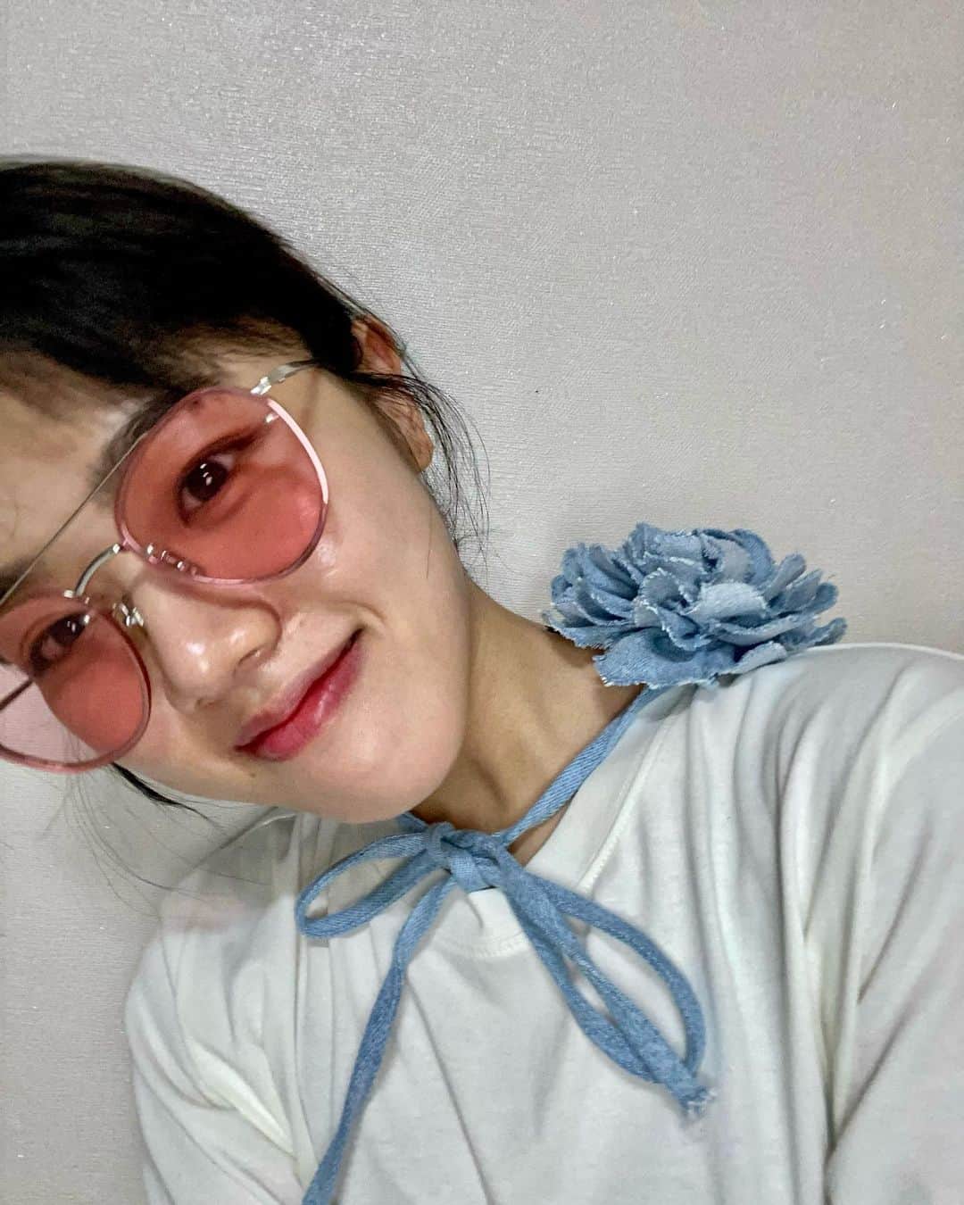 キム・ヒャンギのインスタグラム：「. Barbie 는 멋드러진 좋은영화.보세요. 문득 나도 핑크썬그리가 있었다는게 떠올랐다. 잊고있었는데 다시 써야쥐」