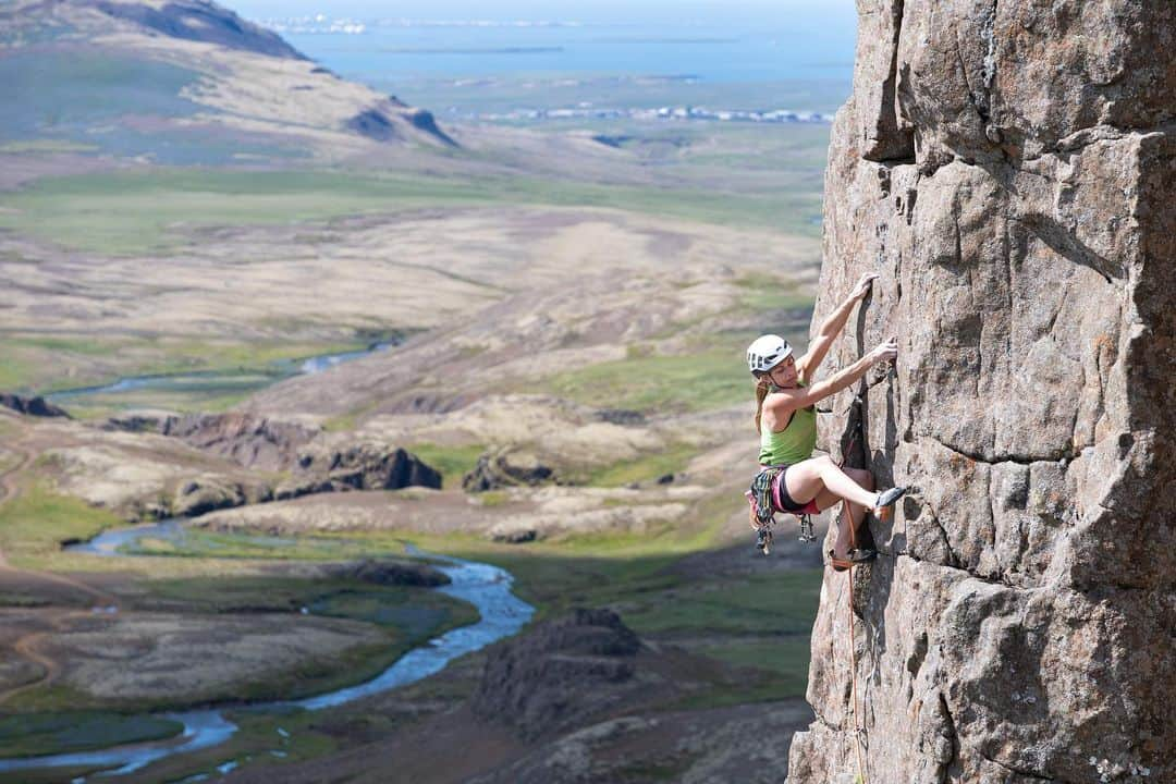 カタリーナ・ザーヴァインさんのインスタグラム写真 - (カタリーナ・ザーヴァインInstagram)「Icelandic view 🇮🇸❤️  Just outside of #Reykjavik we visited #stardalur, a trad climbing area, ideal for moderate climbing and for trad climbing beginners.   The various sizes of cracks offer a lot of possibilities to place gear and there are often holds and feet outside of the crack.  It was a fun day😍🙌 Thanks for the great company @tobias_lanzanasto, @elena_brunner, @valli_sue and Steffi😘  Photo by @tobias_lanzanasto   @lasportivagram  #iceland #climbing #tradclimbing #klettern #climbing_worldwide #traveliceland」7月25日 0時23分 - katha_saurwein