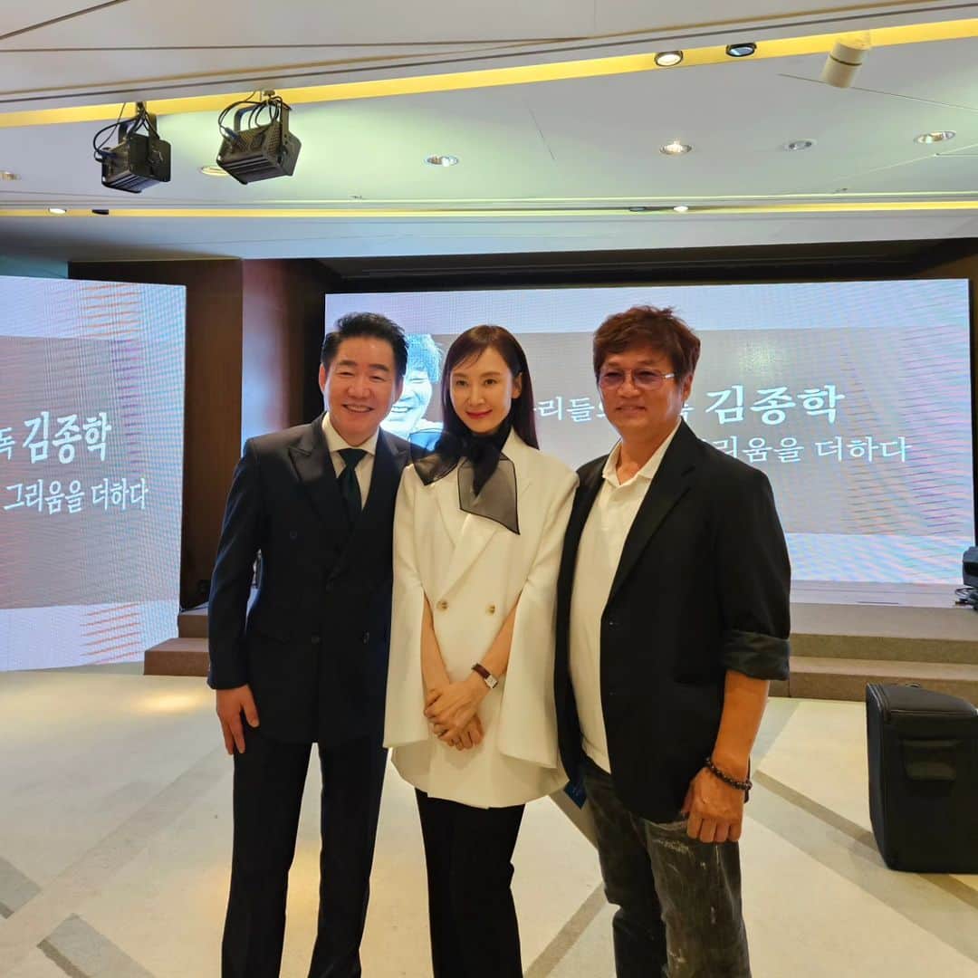 のインスタグラム：「김종학 감독님이 가신지 어느새 10년이 됐다😢 박상원선배님과 최재성오빠  정말 오랜만에 <여명의눈동자> 여옥 대치 하림이 만났다🩶  그리고 감독님을 사랑하는 많은 선후배 동료들 스태프들이 모였다☺️ 정준호씨 박순천언니 김흥국선배님 엄홍길대장님도 함께 했다  #여명의눈동자 #김종학감독」