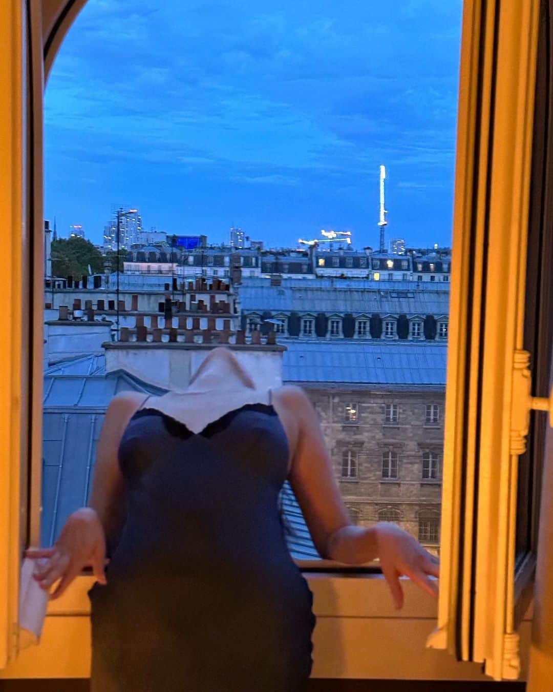 ジェシカ･ゴメスのインスタグラム：「au clair de la lune 🌙」