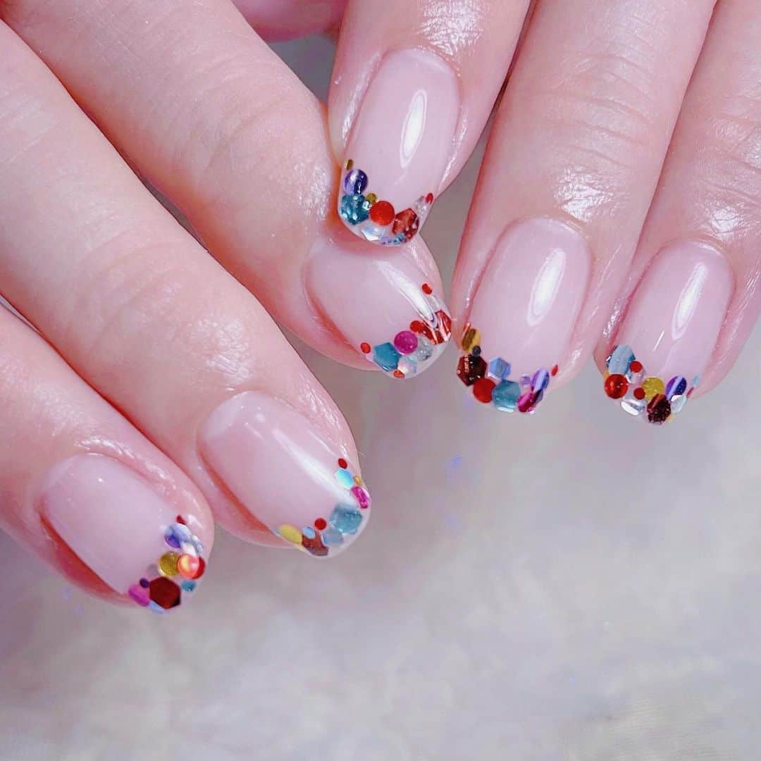なかやまちえこのインスタグラム：「ホログラムフレンチ💅⠀ ⠀ @mypanda.mypanda ⠀ ⠀ 代官山のシェアネイルサロン @aby_sharenail にホログラムもご用意しております。⠀ ⠀ #nail #nails #nailart #ネイル #美甲 #ネイルアート  #japanesenailart #manucure #japanesenails #manicurist #gelnails #أظافر #네일아트 #미용  #เพ้นท์เล็บ #artedeuñas #เพ้นท์เล็บเจล #ジェルネイルデザイン #ネイルデザイン #nagelkunst #ホログラムネイル #ホログラムフレンチ」