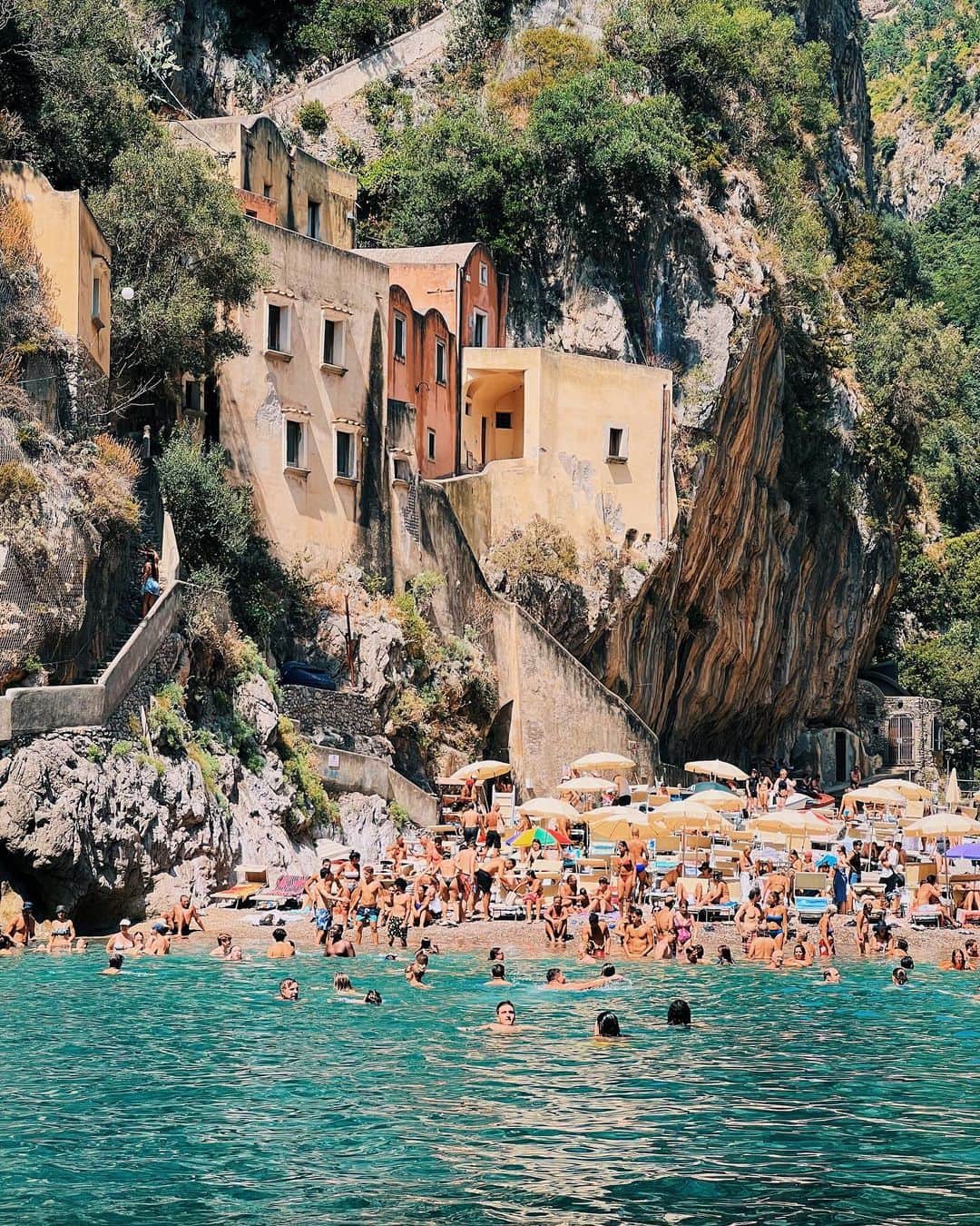 ジェシカ・ロウンズのインスタグラム：「Leaving a 🍕 my heart in Italy 🇮🇹」