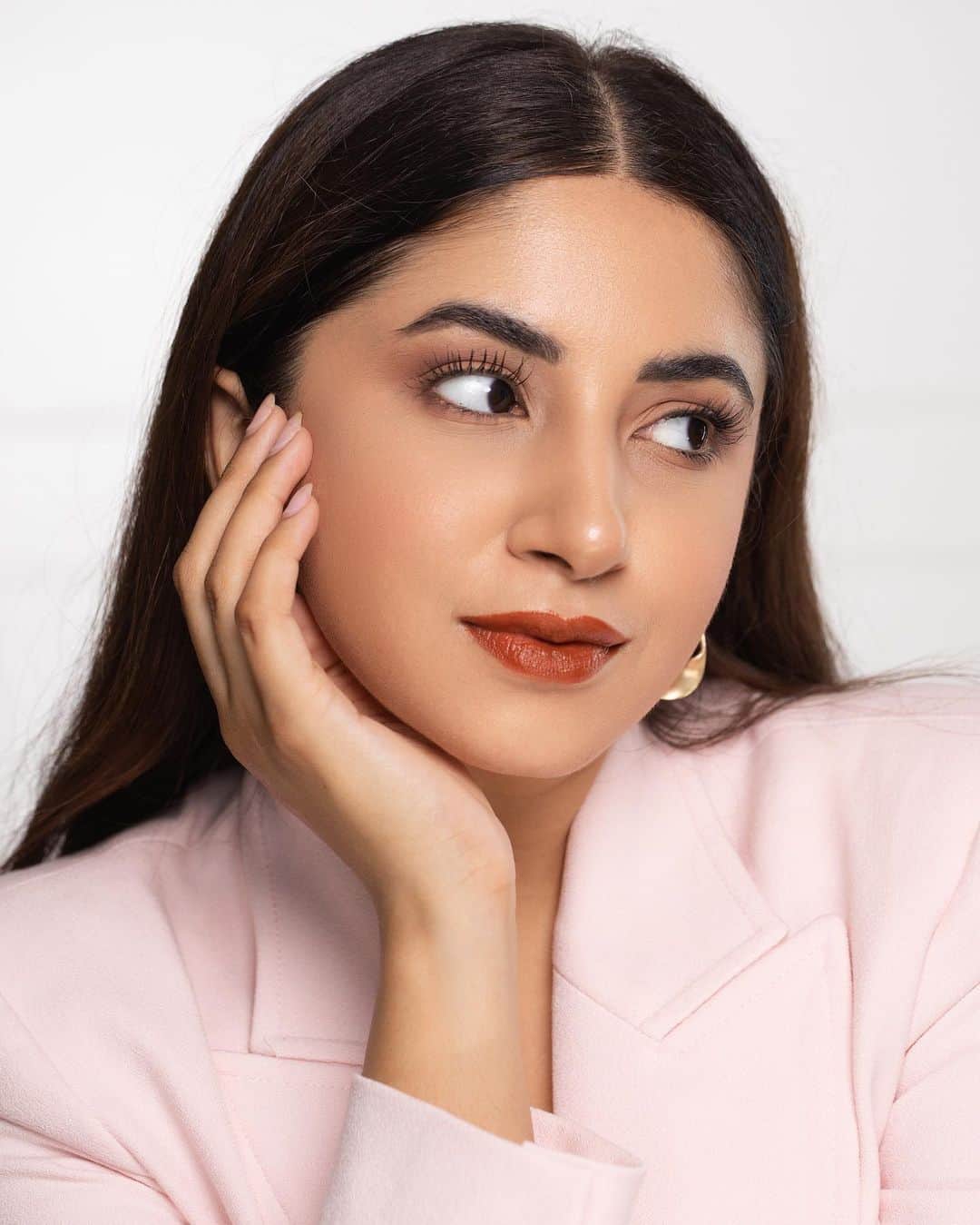 Aashna Shroffさんのインスタグラム写真 - (Aashna ShroffInstagram)「#ad Your search for the perfect summer pout ends here 💄the @lorealparis Color Riche Volume Matte Lipstick is beautifully pigmented, powdery and transfer proof with 16 hour long wear. Enriched with Hyaluronic Acid, it plumps the lips and gives the perfect long lasting colour in just one swipe!  Get your hands on the collection today!  #LorealParisIndia #ColorRicheLipstick #LorealParis #LipstickDay」7月25日 0時34分 - aashnashroff
