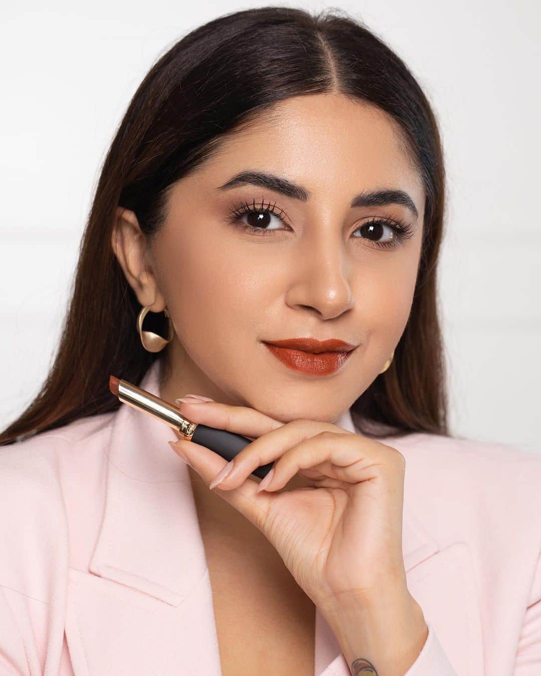 Aashna Shroffのインスタグラム：「#ad Your search for the perfect summer pout ends here 💄the @lorealparis Color Riche Volume Matte Lipstick is beautifully pigmented, powdery and transfer proof with 16 hour long wear. Enriched with Hyaluronic Acid, it plumps the lips and gives the perfect long lasting colour in just one swipe!  Get your hands on the collection today!  #LorealParisIndia #ColorRicheLipstick #LorealParis #LipstickDay」