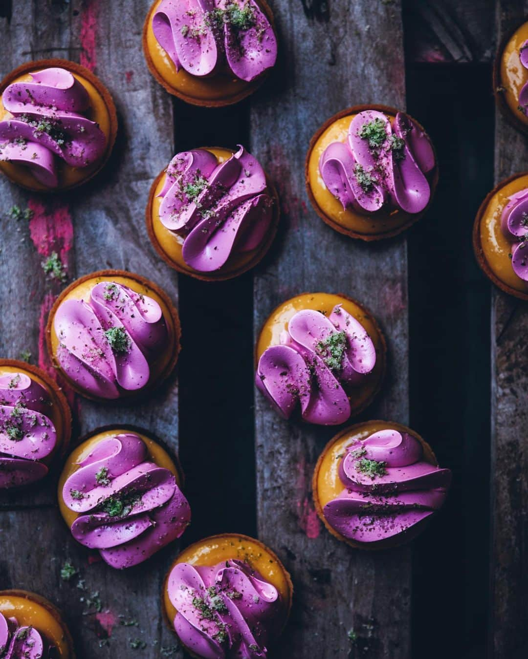 Linda Lomelinoのインスタグラム：「Forever a favorite 💜💛 Sea buckthorn tartlets with blackberry meringue from @myfeldt’s ’Rullrån och tankebrus’. If I remember correctly we shot this one on the floor next to the garbage room 🙃 Always the best locations with you @myfeldt ✨」