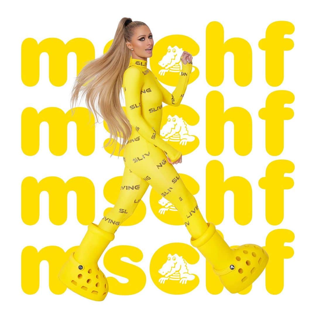 パリス・ヒルトンのインスタグラム：「Make your summer EXTRA hot with @MSCHF Big Yellow Boot ✨🔥💛🔥✨ #iconic 👑」