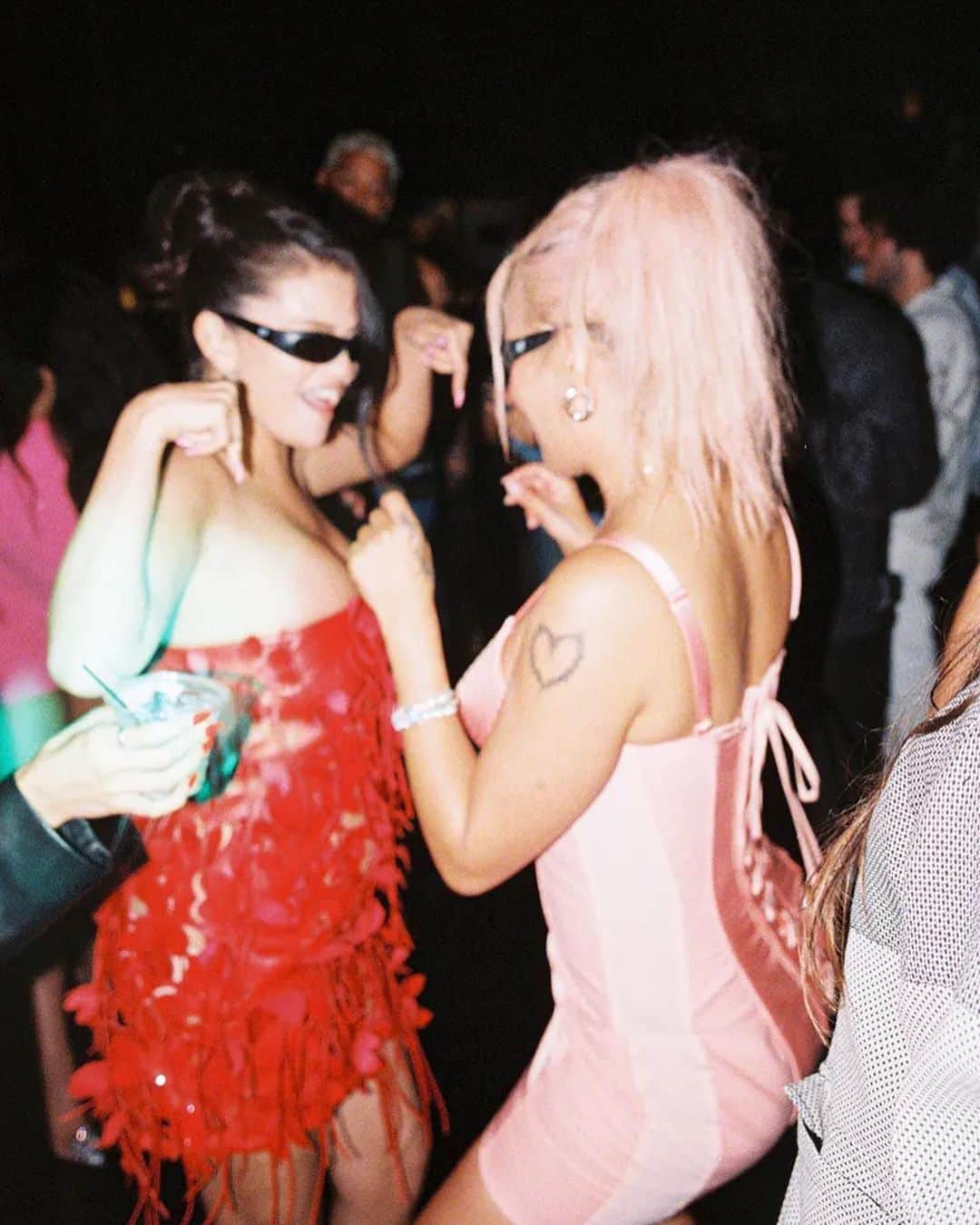 Vogue Españaのインスタグラム：「El cumpleaños de @selenagomez este fin de semana fue la fiesta que nadie quiso perderse. La cantante escogió un diseño de Bottega Veneta para celebrar junto a estrellas como @karolg, @parishilton, @xtina, @saweetie o @tyga 🔥 {Te contamos los detalles en el link de la bio} ▪️Fotos: @virisayong」