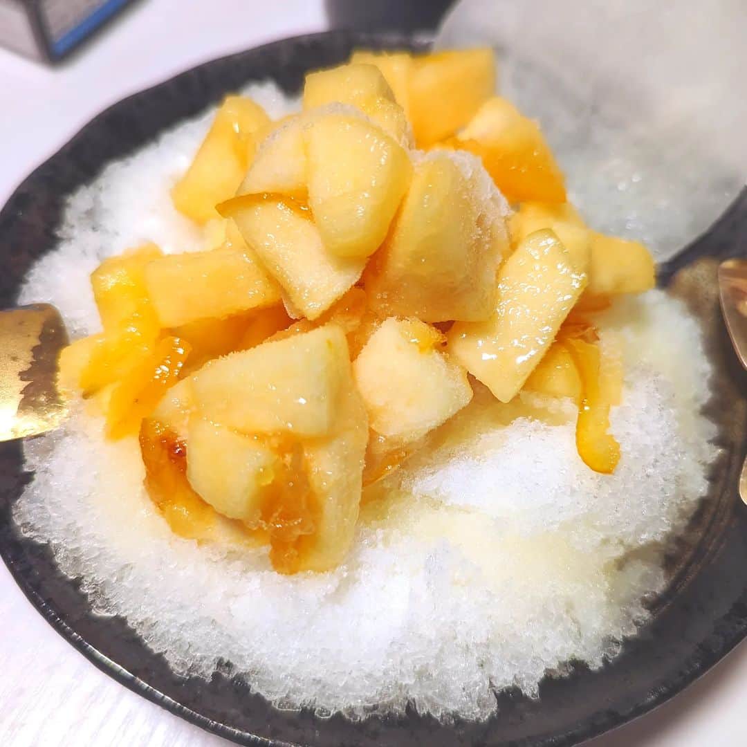 島田佳奈さんのインスタグラム写真 - (島田佳奈Instagram)「今夜のかき氷🍧は、桃のカルピスにリンゴと柚子蜜トッピング。 旦那の創意工夫っぷりはゴイスー。私ならカルピスだけで食べちゃう笑」7月25日 0時40分 - shimadakana