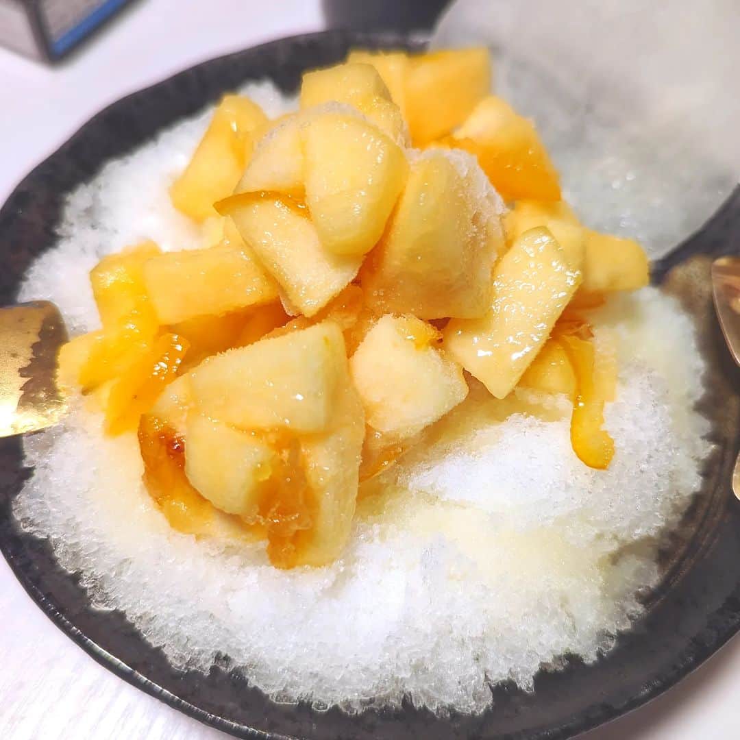 島田佳奈のインスタグラム：「今夜のかき氷🍧は、桃のカルピスにリンゴと柚子蜜トッピング。 旦那の創意工夫っぷりはゴイスー。私ならカルピスだけで食べちゃう笑」