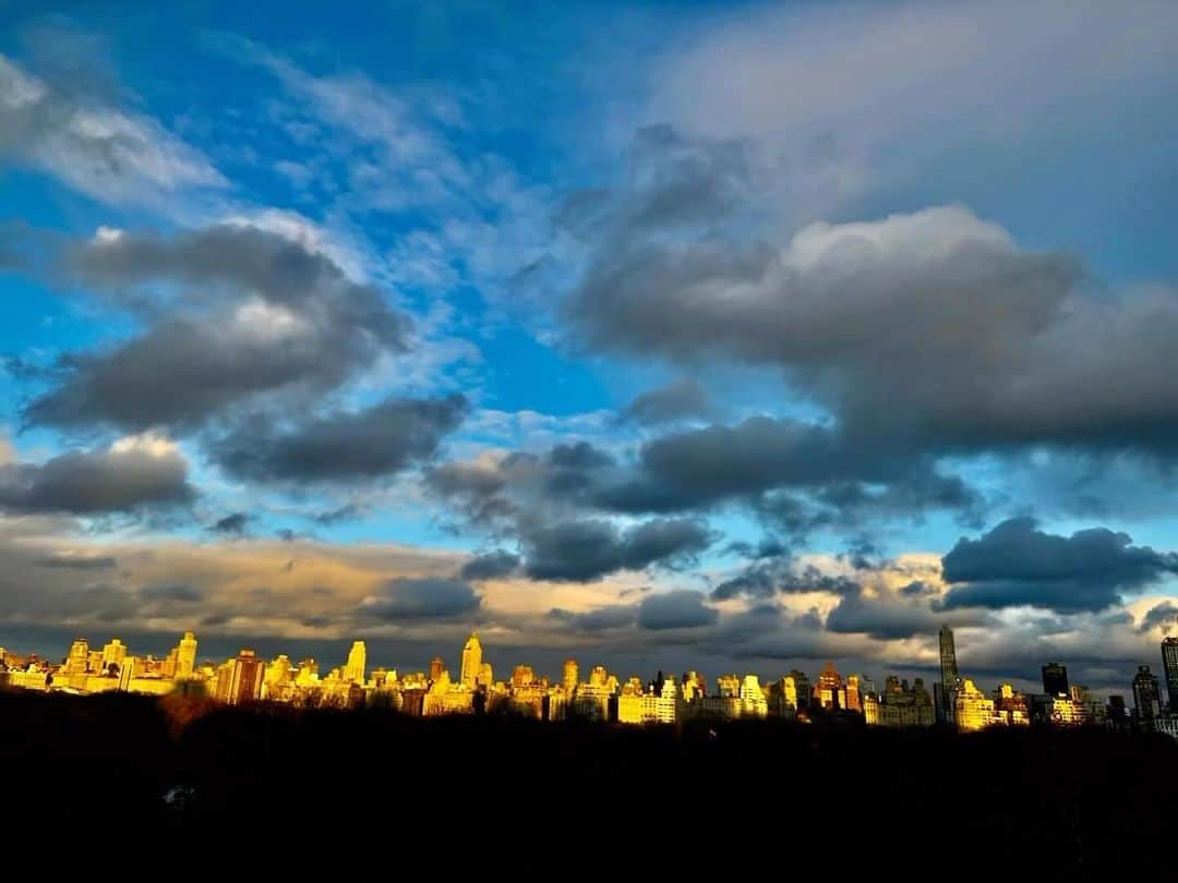 イマン・アブドゥルマジドのインスタグラム：「A cloudless plain blue sky is like a flowerless garden #MondayMotivation」