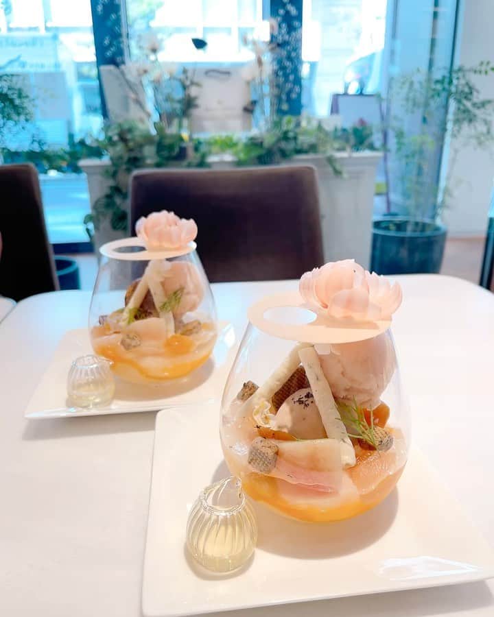 のインスタグラム：「@keiko0510 ちゃんと、PASCAL LEGAC chocolatierで久しぶりのスイーツ部🧁  食べるのがもったいないほどの、美し過ぎる桃パフェを堪能しました🍑  美しいだけじゃなく、お味も驚くほど美味でした🩷  旬の美味しいものは幸せ🥰  @pascallegac_tokyo   #和泉佳子　#パスカルルガック　#pascallegac  #桃パフェ　#スイーツ部」