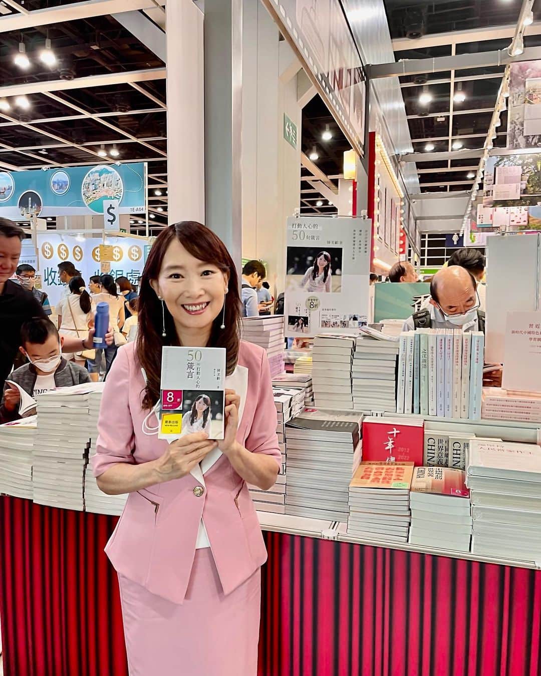 アグネス・チャンのインスタグラム：「香港書展が開幕して、連日新刊の発表会などで忙しかったです。幸い新刊「心に響いた50の言葉」の売り行きが順調で、とっても感謝しています。その他に自分の絵本の読み聞かせ会、読書を推薦する会、作文の表彰式にも出席して、楽しかったです。毎年新刊を出せることに心から感謝です。」