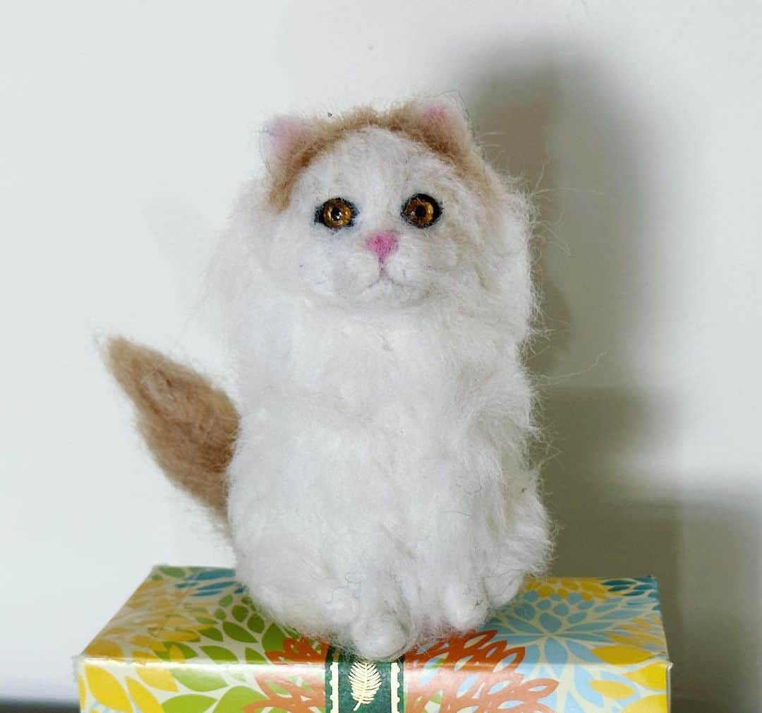 のインスタグラム：「Thank you so much to the 'group gift' people (listed below) for having this beautiful felted Louie made for me by @Kericbk. The pic doesn't even do it justice. It's beautiful and captured him perfectly. I love it so much. You guys are all so thoughtful. Thank you all so much!」