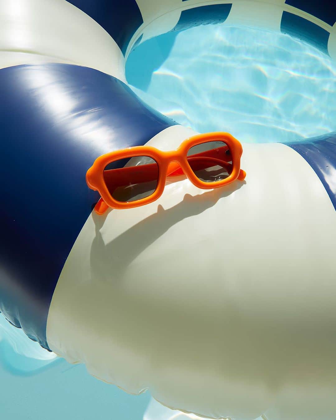 コモノのインスタグラム：「Best swimming pool sidekick 🌊」