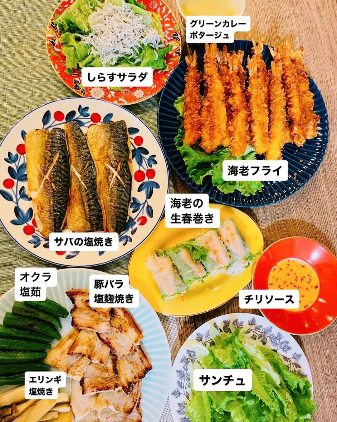 平愛梨のインスタグラム：「食卓の並べ方😅  私の1日の中の勝負ごと！ 「夜ごはん」  お腹を空かせて帰宅するカオス達🥲  夕食作るタイミングによく泣く赤ちゃん🥲  どうか!泣かないで!と寝かしつけ成功からのキッチンに立ってとにかく私が作る時は時間との勝負💪  夕飯作ってる間のカオス達はゲームしてるかPAPAがお風呂入れてくれてるかという2パターン✨  全て出来上がりパパッとテーブルに並べる。  ゲームやってたバンビーノが「うわぁ!ママたくさんありがとね!コレ好きなの」と嬉しそうに海老フライをつまみ食いしようとしてる😅  「コレッ！お行儀悪い！」と注意すると「これ！こっちにおくからでしょ」と🥲  ん？ どういう意味？🤪 と思ったら、、、  私がパパッと並べたお料理を並び替えしてる🤣  いや、なんで😅⁈  「何なに？なんで並び変えてるの？」と聞いたら、  「だってPAPAが1番かまぼこ食べるじゃん!」とかまぼこはPAPAが座る目の前に‼︎  枝豆はべべが大好きだからべべが座る目の前に‼︎  こう見るとバンビーノが並べた方がバランスがイイ気がする😅  並べ方で食卓の雰囲気も変わるんだね‼︎ 知らなかった😆  1枚目バンビーノが並べた♡ 2枚目…何も気にせずパパッと置いちゃった私😅  次回からは意識してみよう😆🩷 #平飯#5歳#小さな男の子から学んだこと#並べ方#大事だね#生春巻き横向きいいね#ありがとう#子供の感性ってすごい」