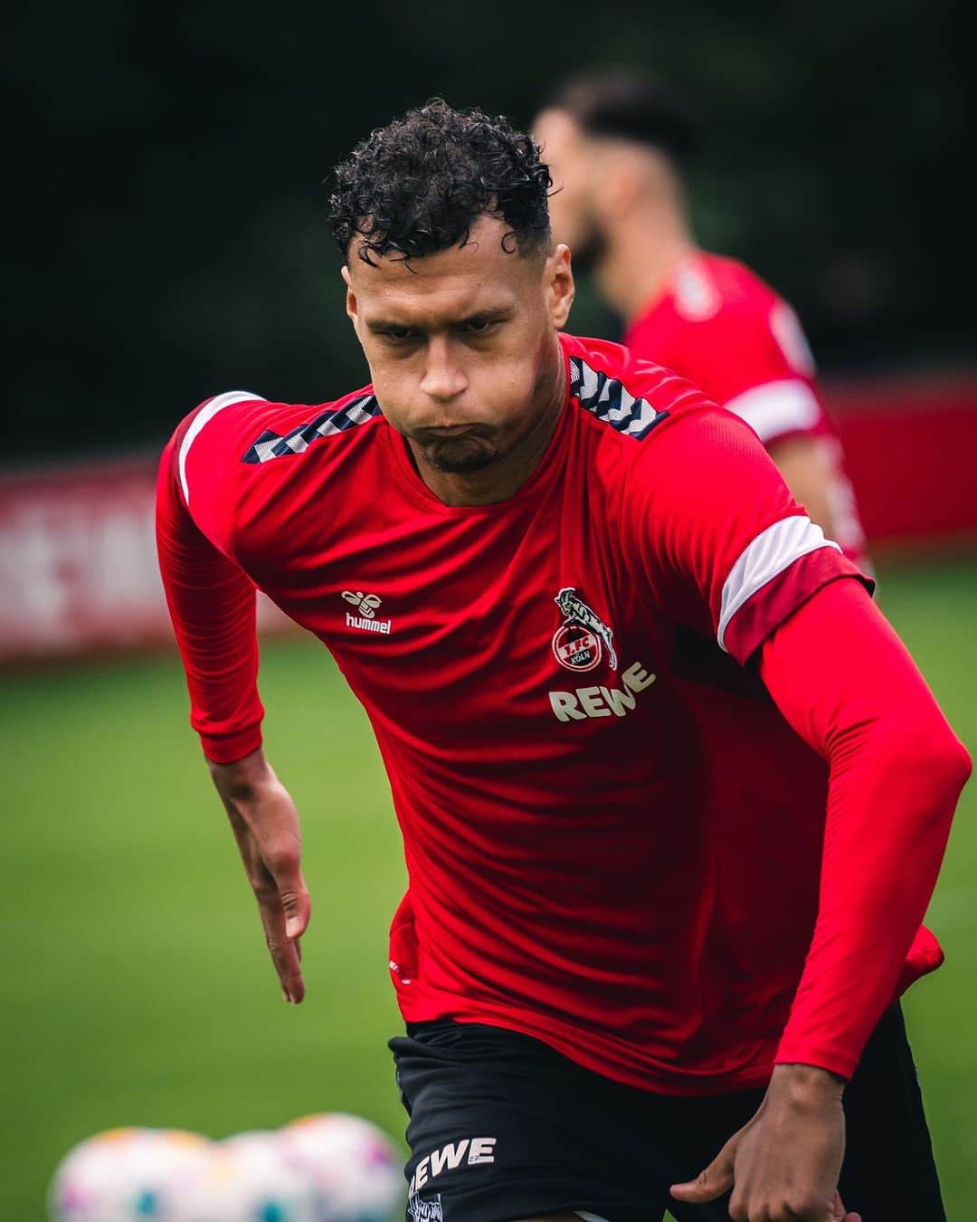のインスタグラム：「Back in 𝑪𝒐𝒍𝒐𝒈𝒏𝒆, back to 𝒘𝒐𝒓𝒌! 💪🌧️ ____ #effzeh」