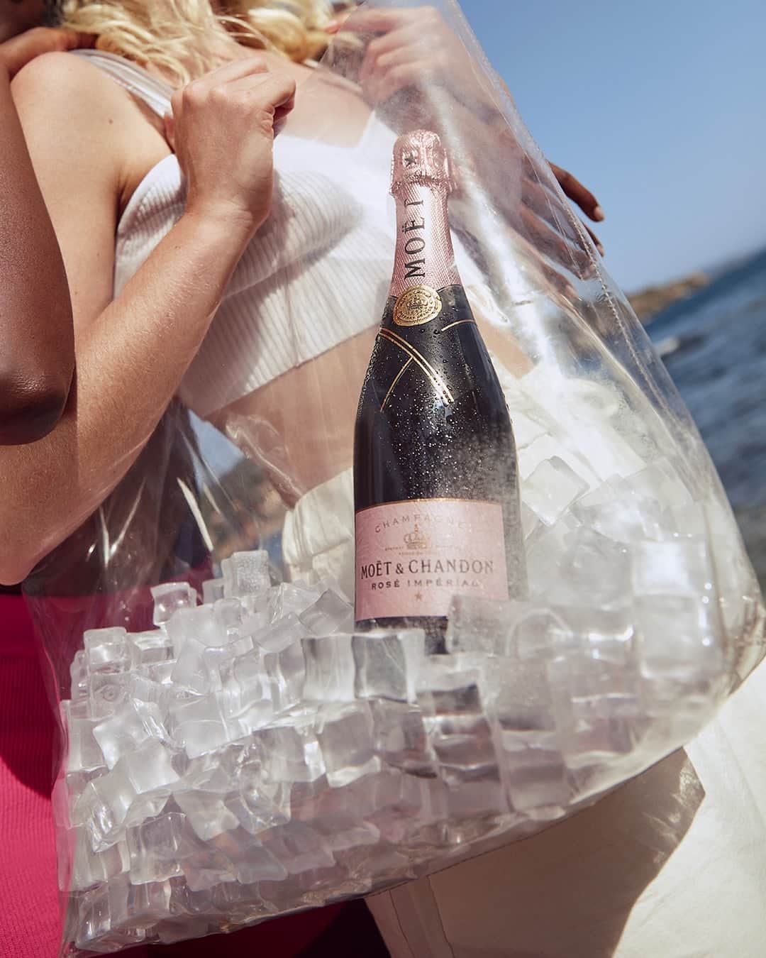 Moët & Chandon Officialのインスタグラム：「Elegance on the go. If you’re going to be fashionably late to a beach rendezvous, be sure to bring the party with you. ⁣ ⁣ #RoséImpérial #ToastWithMoet #MoetChandon⁣ ⁣ This material is not intended to be viewed by persons⁣ under the legal alcohol drinking age or in countries⁣ with restrictions on advertising on alcoholic beverages.⁣ ENJOY MOËT RESPONSIBLY.⁣ ⁣」