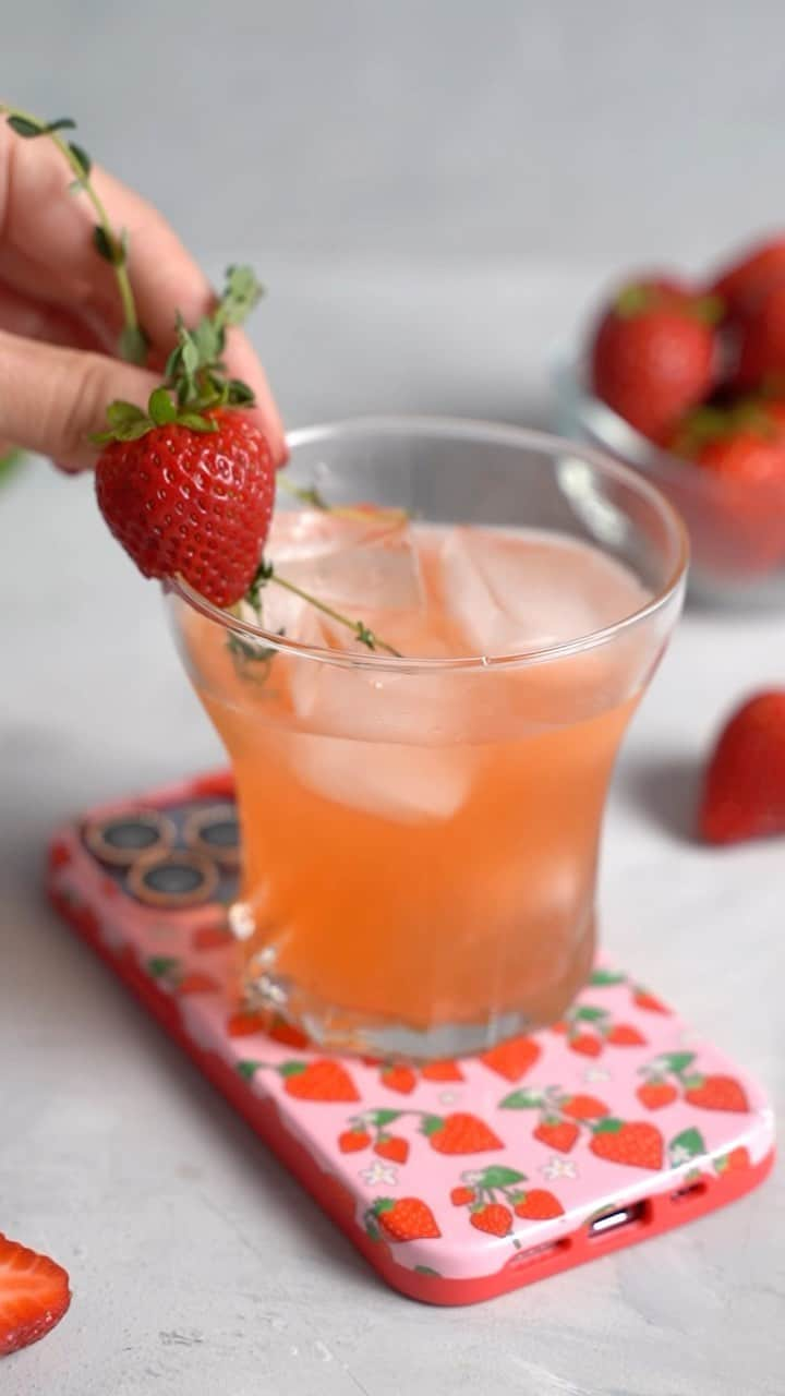 VELVETCAVIARのインスタグラム：「Something sweet to drink 🍓 Head to our stories to see another sneak peak of the Berries collection ❤️ #cocktails #mixology #summervibes #phonecases」