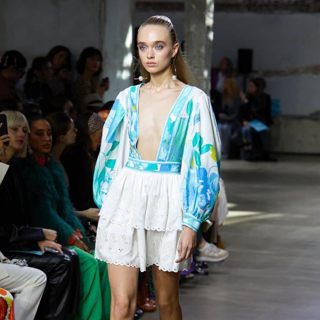のインスタグラム：「Mini robe en broderie anglaise et à manches imprimées du dessin « JASMIN » * English embroidery mini dress with printed sleeves from the «JASMIN» design  ​​#LeonardParisSS23 #SpringSummer23 #SS23 #inspiration #PrintLeonard」