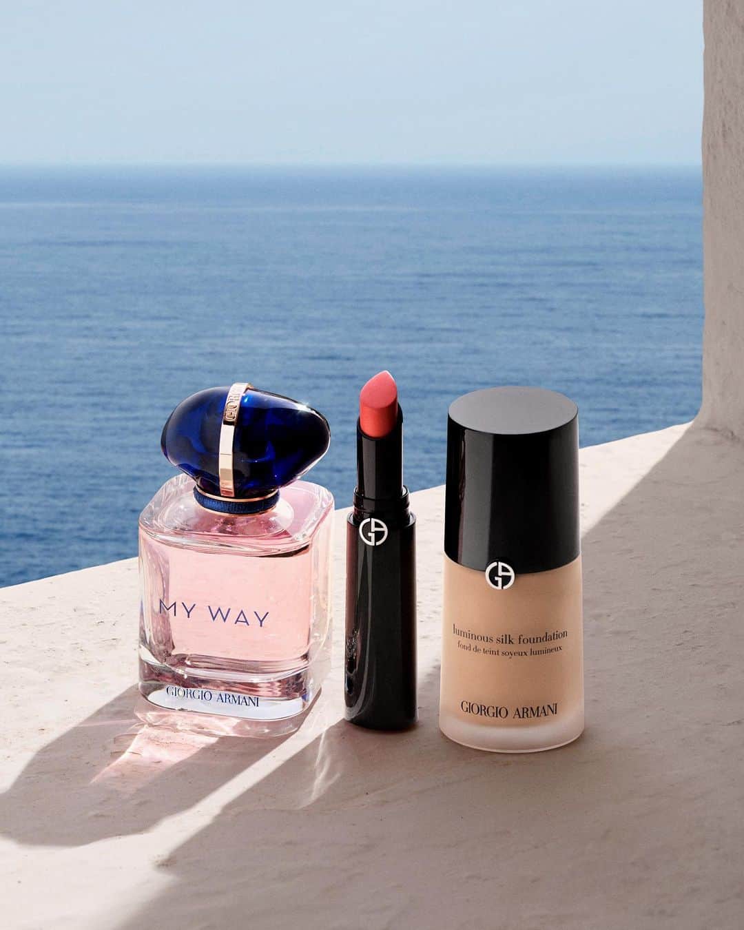 Armani Beautyさんのインスタグラム写真 - (Armani BeautyInstagram)「Sun-lit beauty secrets. Enhance your summer beauty look with the vibrant LIP POWER lipstick and the glowy LUMINOUS SILK FOUNDATION that pair perfectly with the floral and feminine notes of MY WAY EAU DE PARFUM.  #Armanibeauty #LuminousSilk #LipPower #MyWay」7月25日 1時00分 - armanibeauty