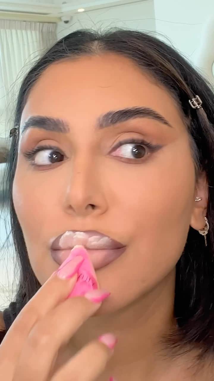 Huda Kattanのインスタグラム：「Using Lip Contour, with Easy Bake is my new go to! Literally can’t live without it」