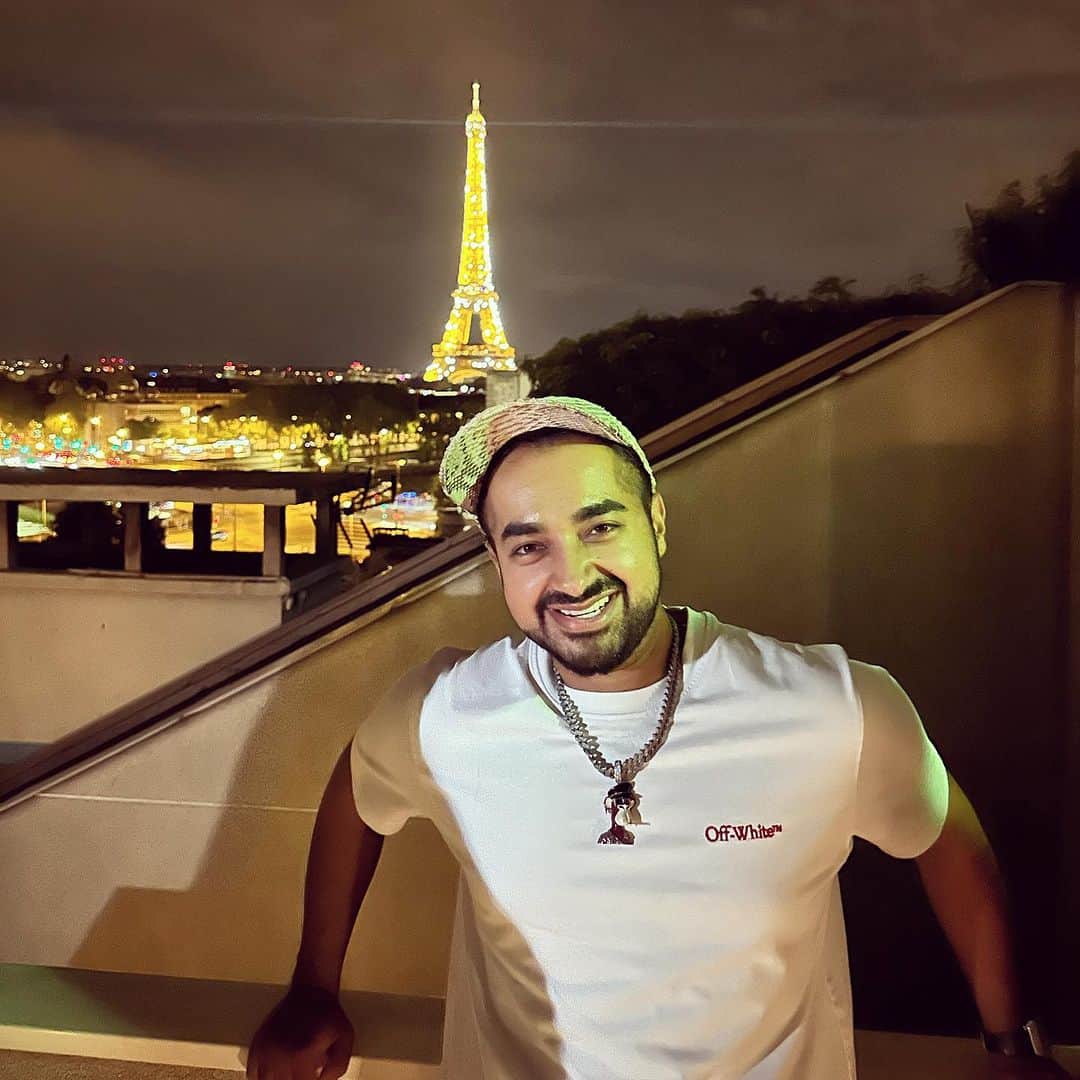 エヴァン・ルースラのインスタグラム：「Yo, check it, it's me, under the Eiffel 🗼, Paris vibes 🌃, the city's got me in a trifle. ETHCC event 🎫, networking and more, Tech talk, blockchain, it never got a bore 🤓.  Friends for life 👥, memories so bright 🌟, Under Paris lights 💡, everything feels right. Ethereum chatter 💬, making waves 🌊, In the city of love ❤️, it's us who braves.  Paris streets 🛣️, tech meet, unforgettable feat, Eiffel Tower's shadow where the best minds meet 🧠. From dawn 'til dusk 🌄🌆, ideas in the air, With my best buds 🤝, good times we share 🎉.  In the city of dreams 💭, we made our mark ✅, Ethereum blockchain, we sparked a spark 💥. ETHCC, Paris, memories so grand 🌠, With my friends, we took a stand ✊.」