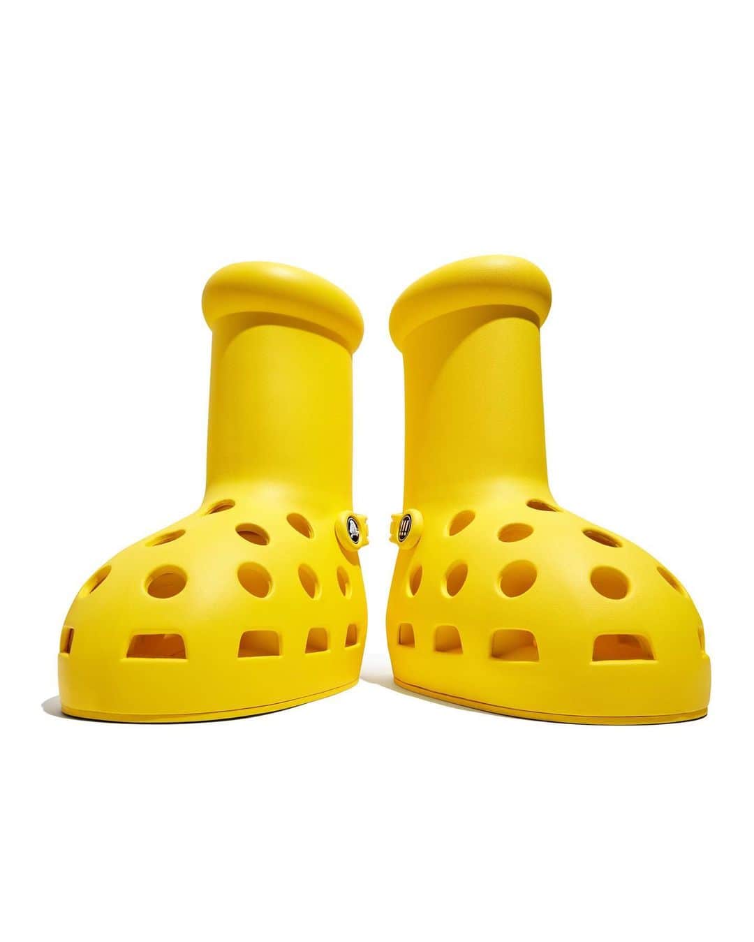 Nice Kicksさんのインスタグラム写真 - (Nice KicksInstagram)「@mschf and @crocs with the biggest (literally) shoe collab of the year 🧀   @nicedrops: August 9 for $450 🗓️」7月25日 1時12分 - nicekicks